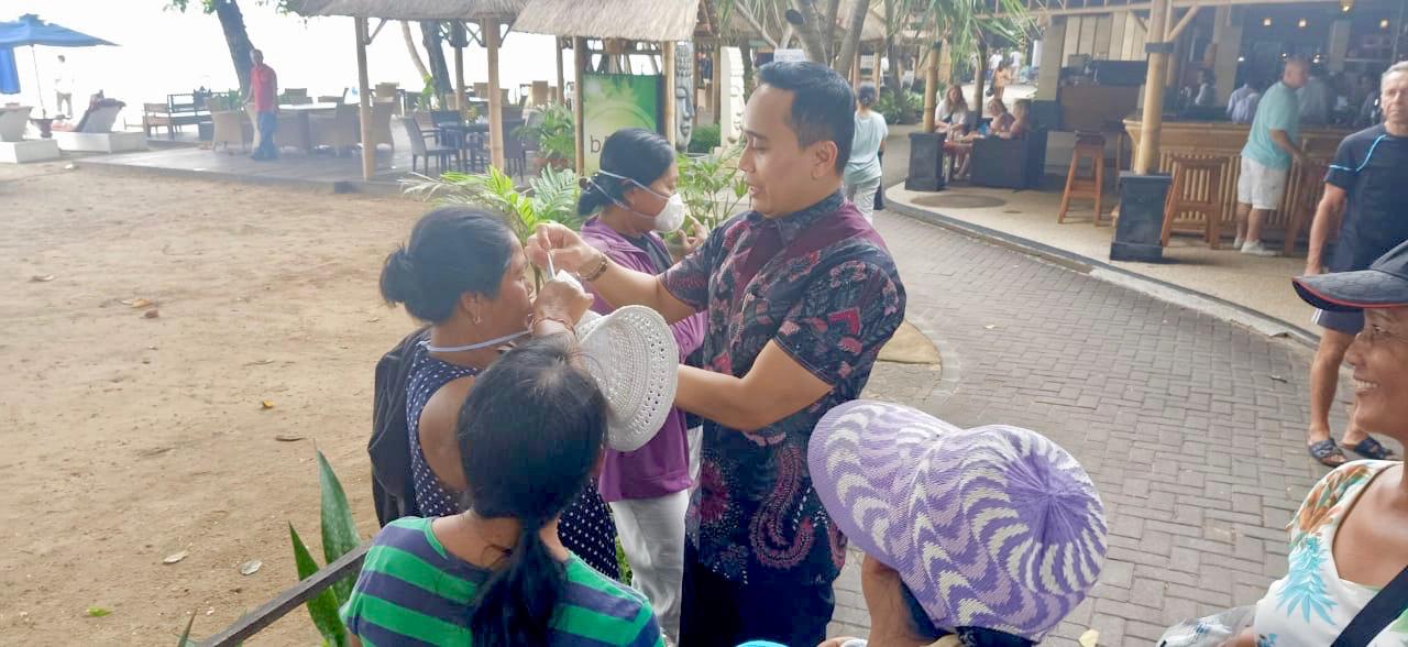 Masker N95 dipakaikan ke pekerja pariwisata asal Desa Batubulan, Kecamatan Sukawati, Kabupaten Gianyar. 