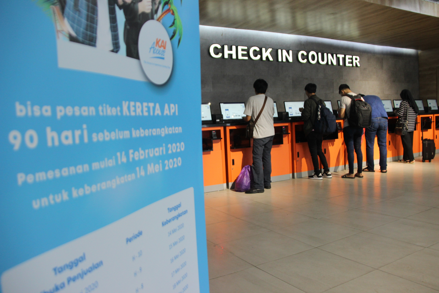 Calon penumpang melakukan pemesanan tiket kereta api di Stasiun Pasar Senen, Jakarta.