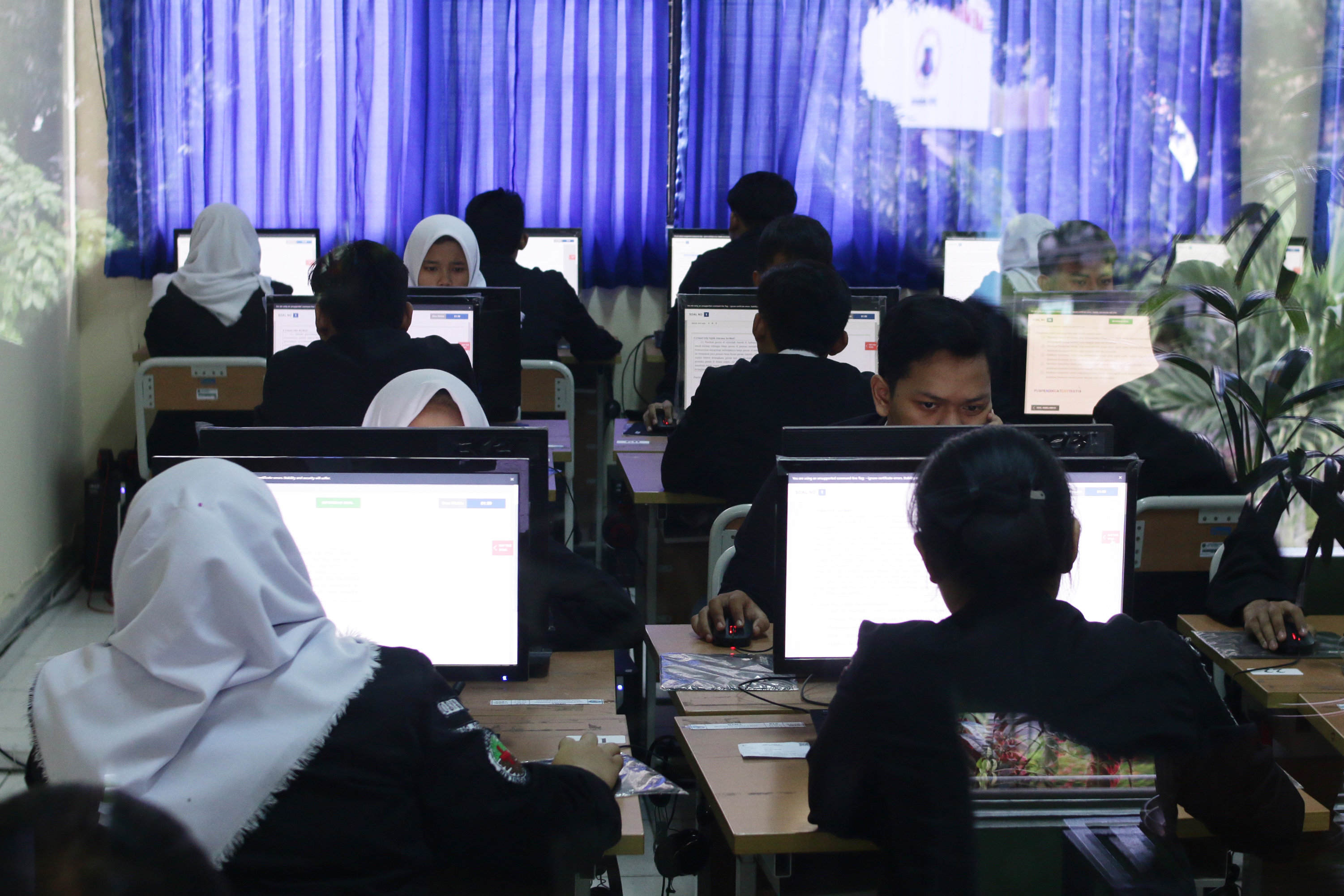 Sejumlah siswa mengikuti Ujian Nasional Berbasis Komputer (UNBK) di SMK 30, Jakarta.