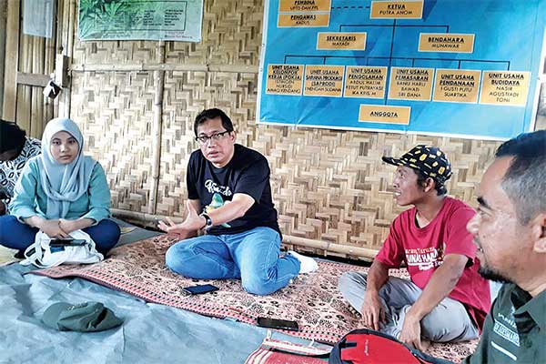 Tenaga Ahli Menteri LHK Pramu Istanto (kedua kiri) dan tokoh pemuda adat Bayan Putra Anom (kedua kanan), Nusa Tenggara Barat, Selasa (10/3).