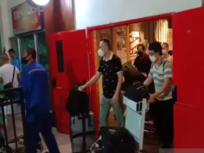 Potongan gambar video viral TKA RRT yang datang di Bandara Haluoleo, Minggu (15/3)