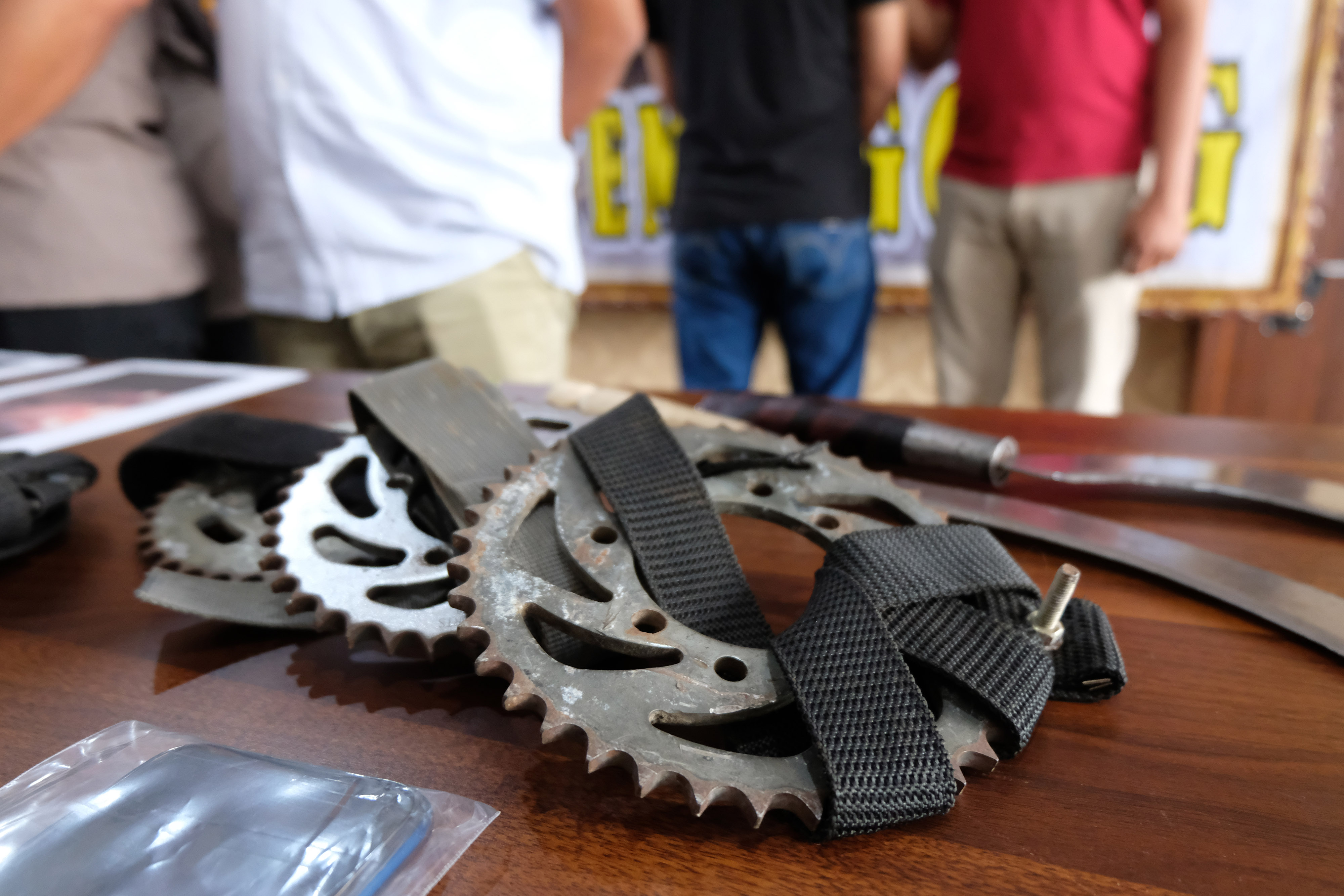 Polisi menunjukkan barang bukti saat gelar perkara geng motor pelajar di Mapolres Temanggung, Selasa (25/2/2020