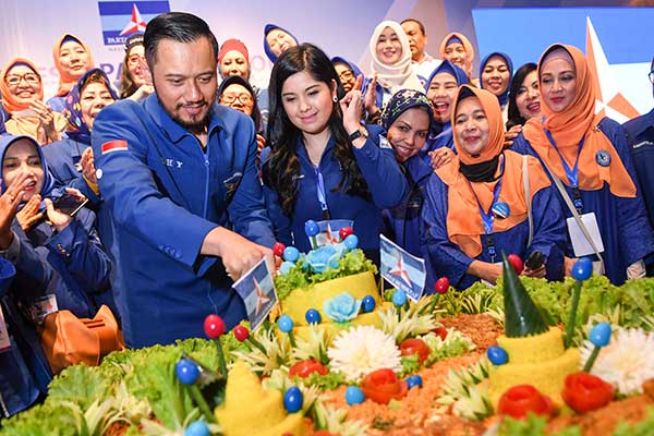 Ketua Umum Partai Demokrat yang baru, Agus Harimurti Yudhoyono (kiri) didampingi istri Annisa Pohan