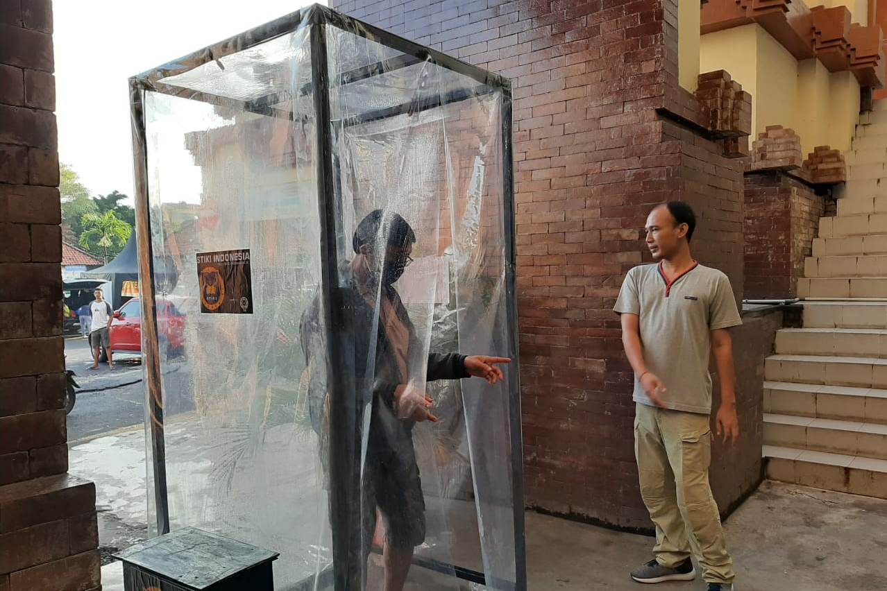 Bilik disinfektan di Pasar Badung, Bali.