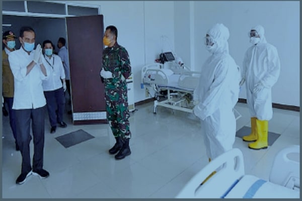 Presiden Joko Widodo meninjau ruang perawatan Rumah Sakit Darurat Penanganan Covid-19 di Wisma Atlet Kemayoran, Jakarta, kemarin.