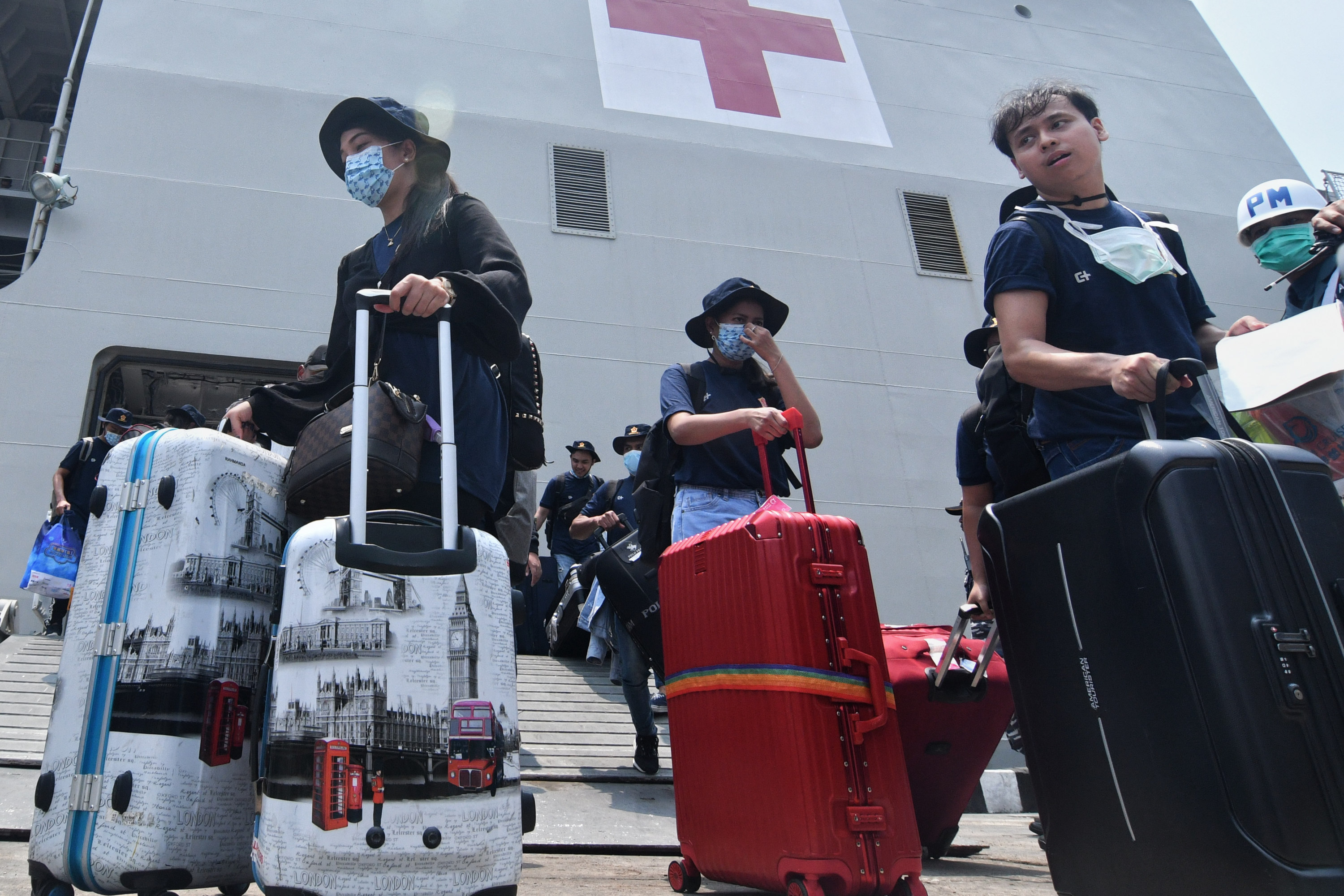 Ilustrasi--ABK World Dream tiba di Dermaga Kolinlamil, Jakarta usai menjalani observasi di Pulau Sebaru Kecil.