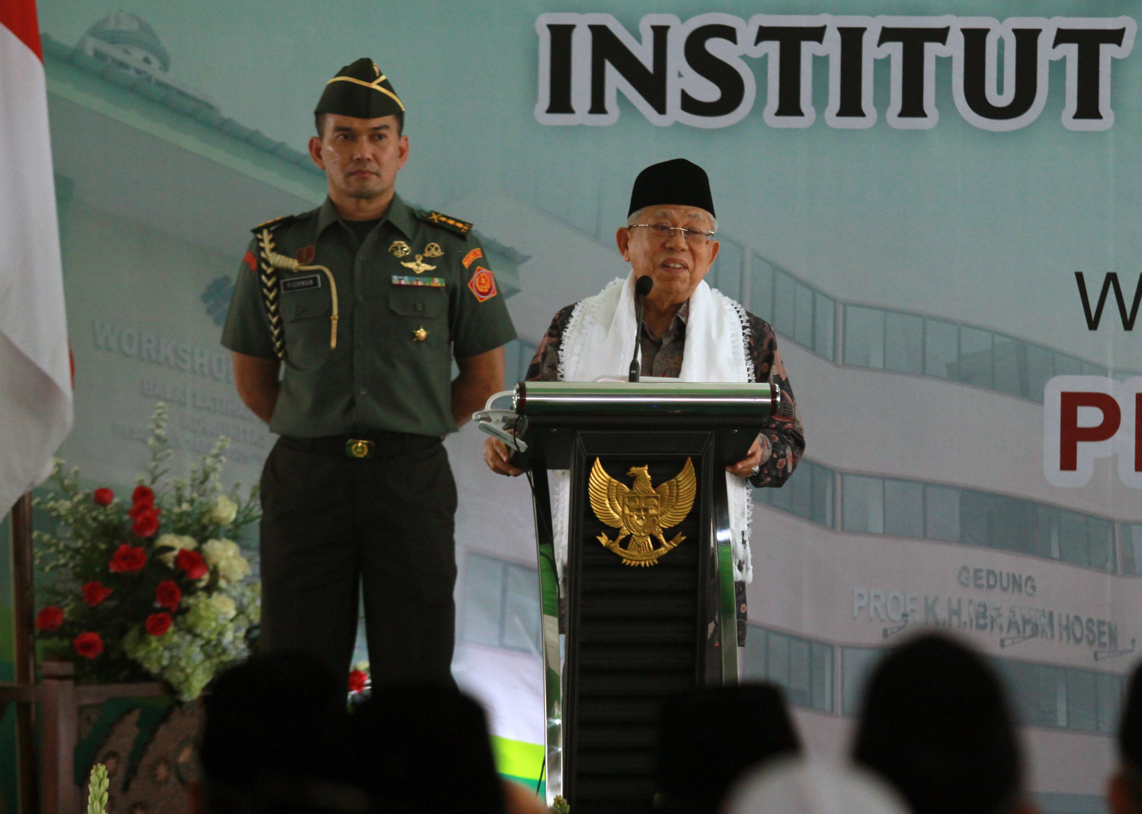 Wakil Presiden Ma'ruf Amin (kanan)
