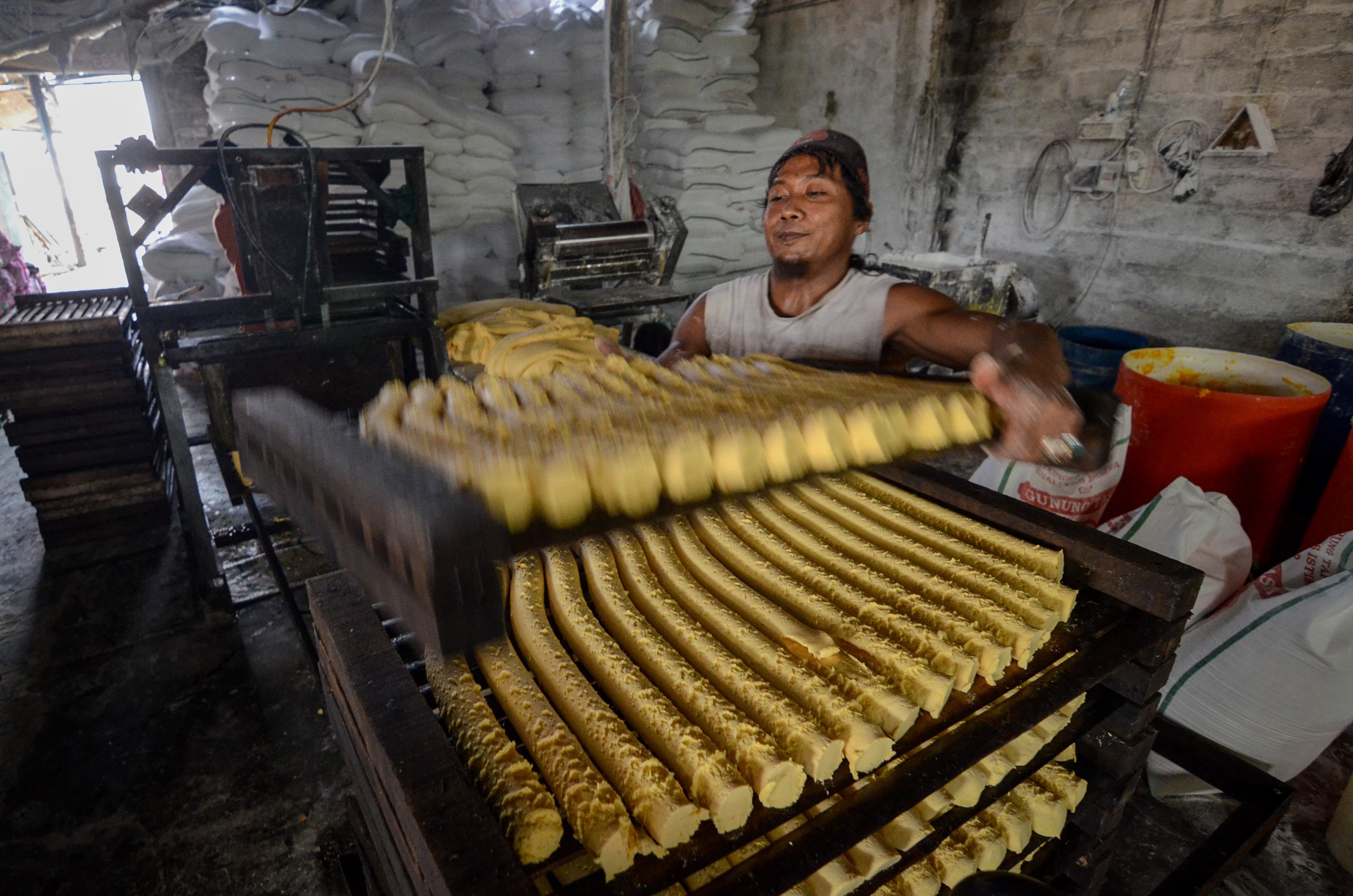 Pekerja membuat adonan kerupuk di industri olahan makanan Kampung Rancaloa, Jawa Barat.