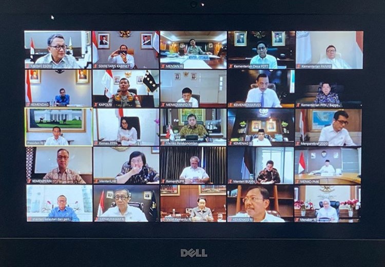 Kegiatan Joko Widodo saat memimpin rapat terbatas melalui video conference