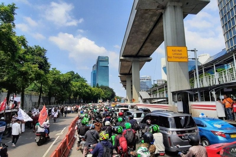 Arus lalu lintas di jalan Rasunan Said, Kuningan, Jakarta Selatan depan kantor Kedutaan Besar India tersendat.