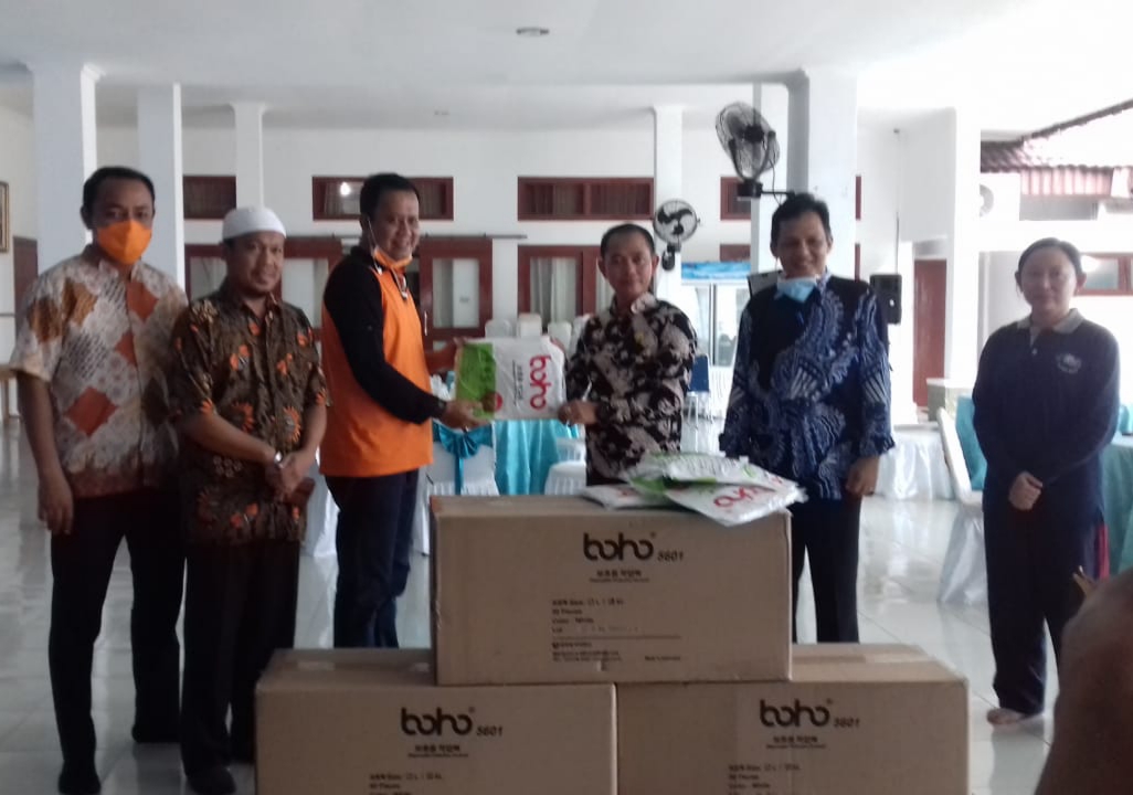 Ketua Gugus Tugas Covid-19 Babel Mikron Antariksa mendistribusikan APD ke kabupaten/kota.