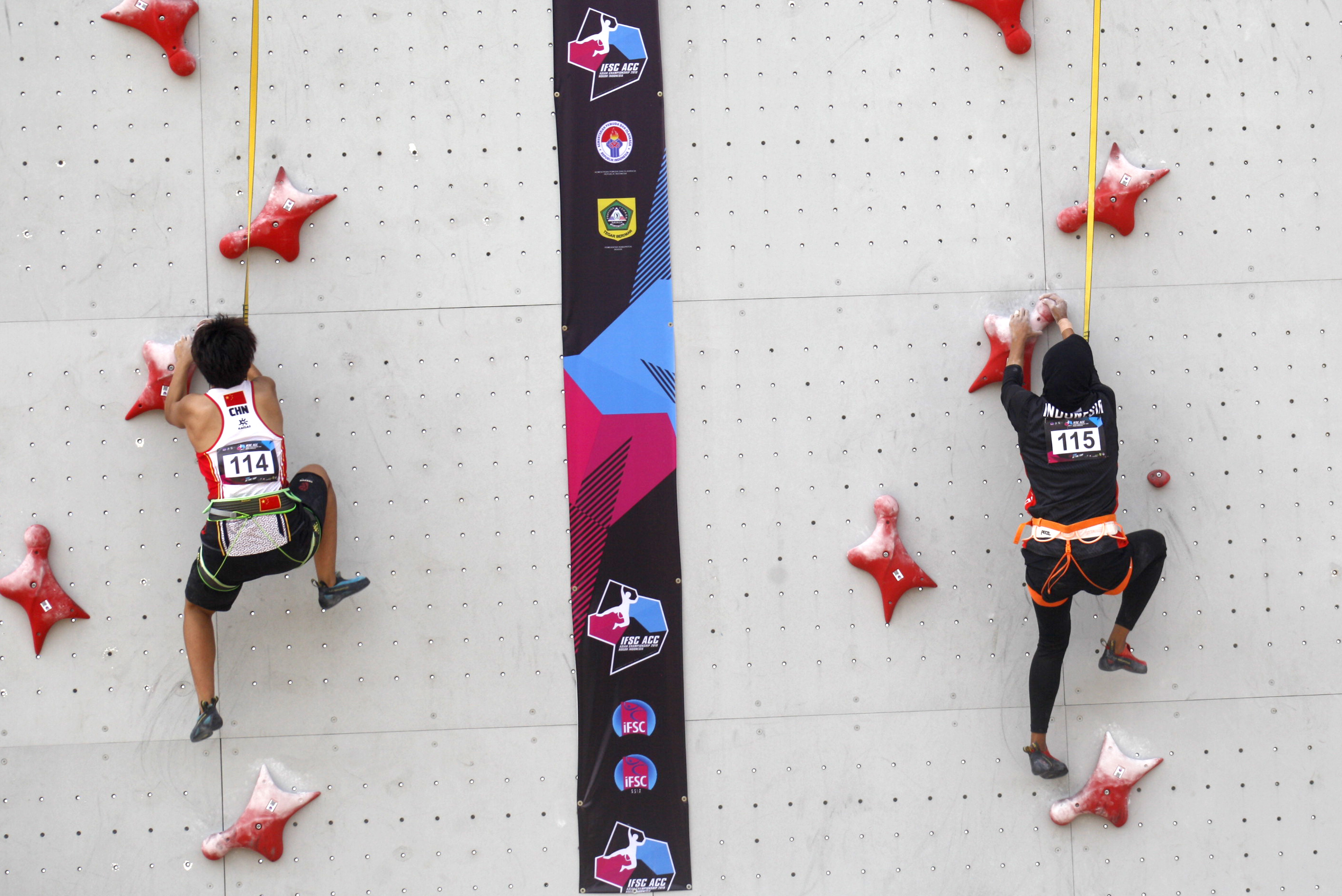 Atlet panjat tebing Indonesia Nurul Iqamah (kanan) beradu cepat dengan atlet panjat tebing Cina Tian PeiYang (kiri) 