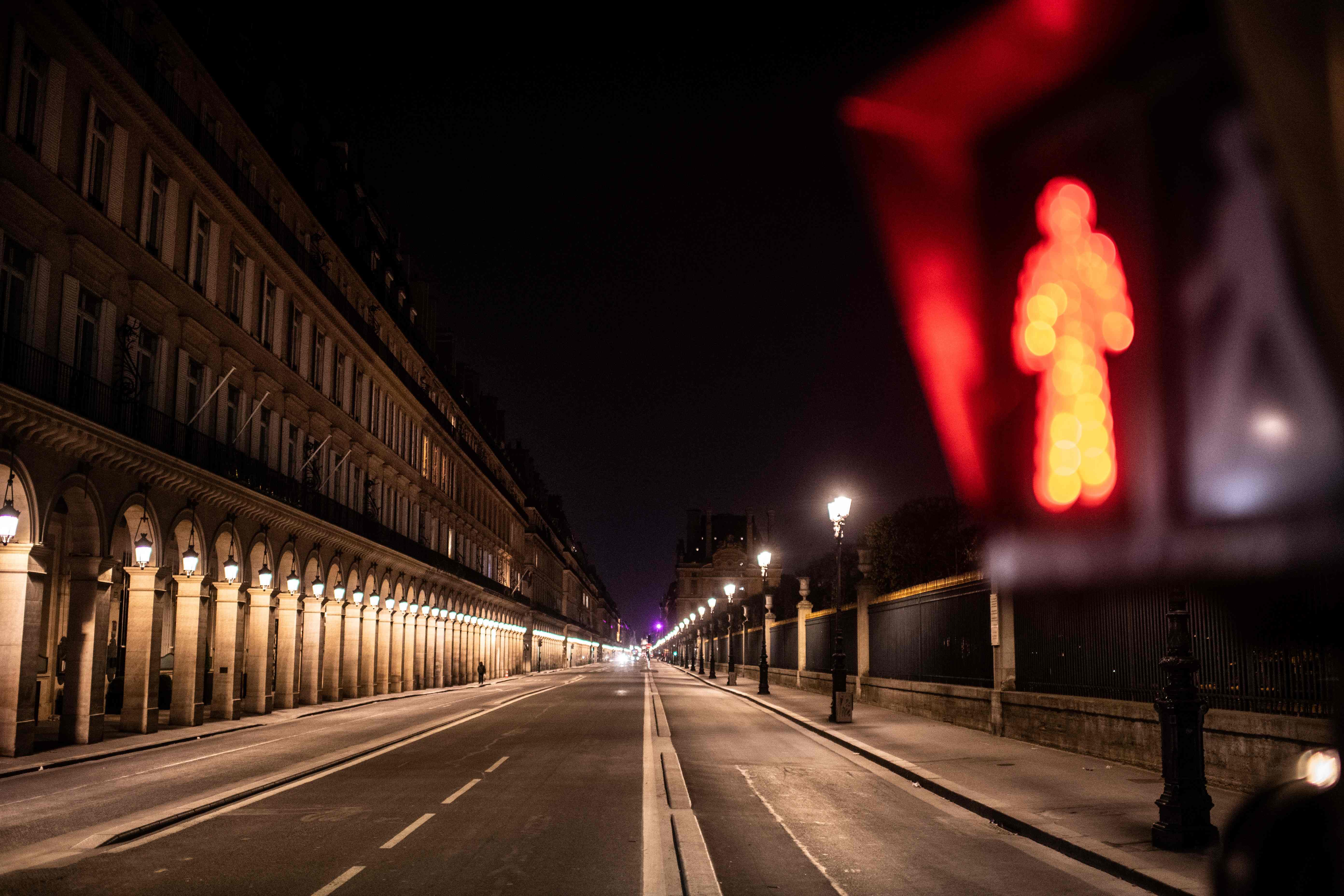Pemandangan di Rue de Rivoli, Paris, Prancis yang kosong akibat pemberlakuan lockdown di negara itu.