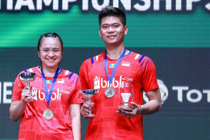 Ganda campuran Praveen Jordan/Melati Daeva Oktavianti berpose usai menjadi juara All England.
