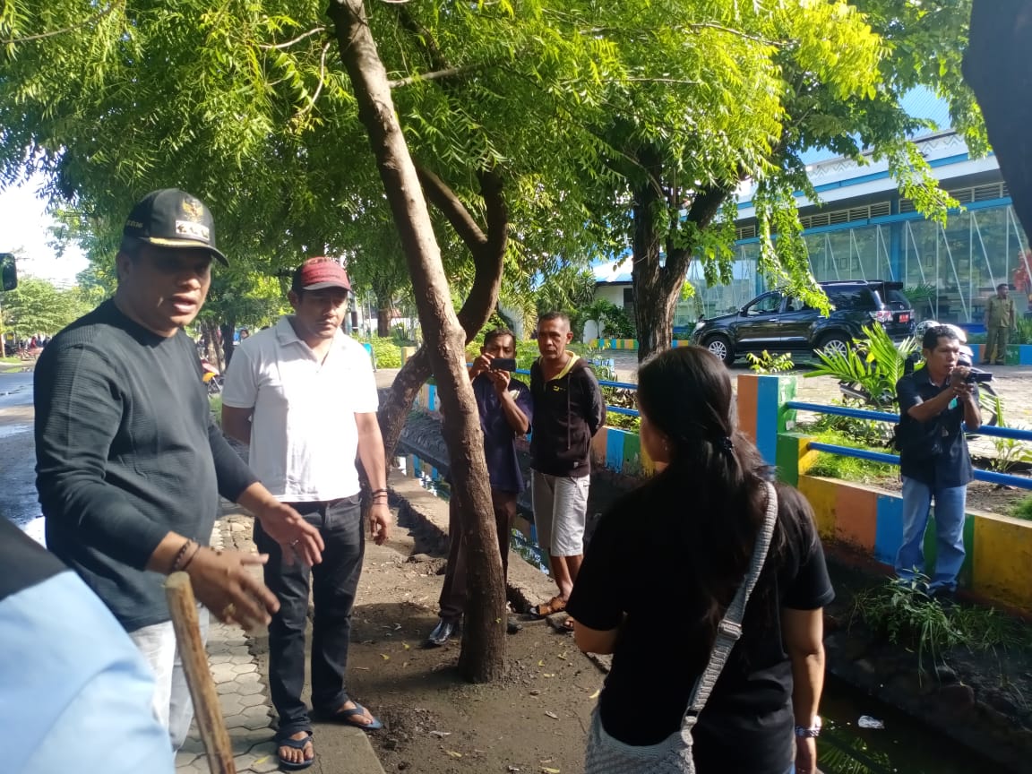 Bupati Sikka Fransiskus Roberto Diogo (bertopi hitam) memerintahkan semua kantor tutup tiga jam selama 14 hari untuk memberantas nyamuk. 