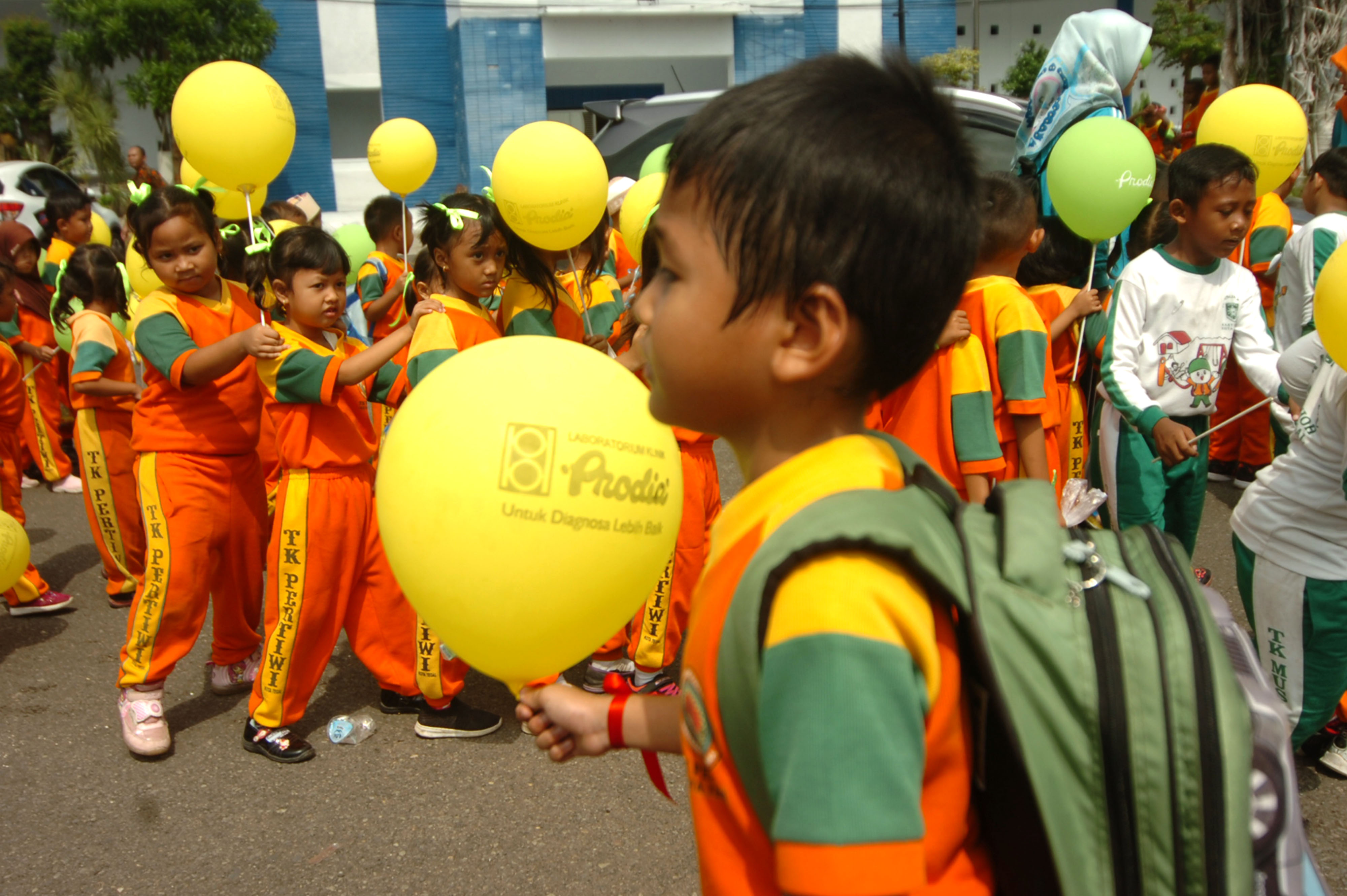 Sejumlah siswa taman kanak-kanak (TK) baris membawa telur dan susu saat  Gerakan 1000 Makan Telur dan Minum Susu.