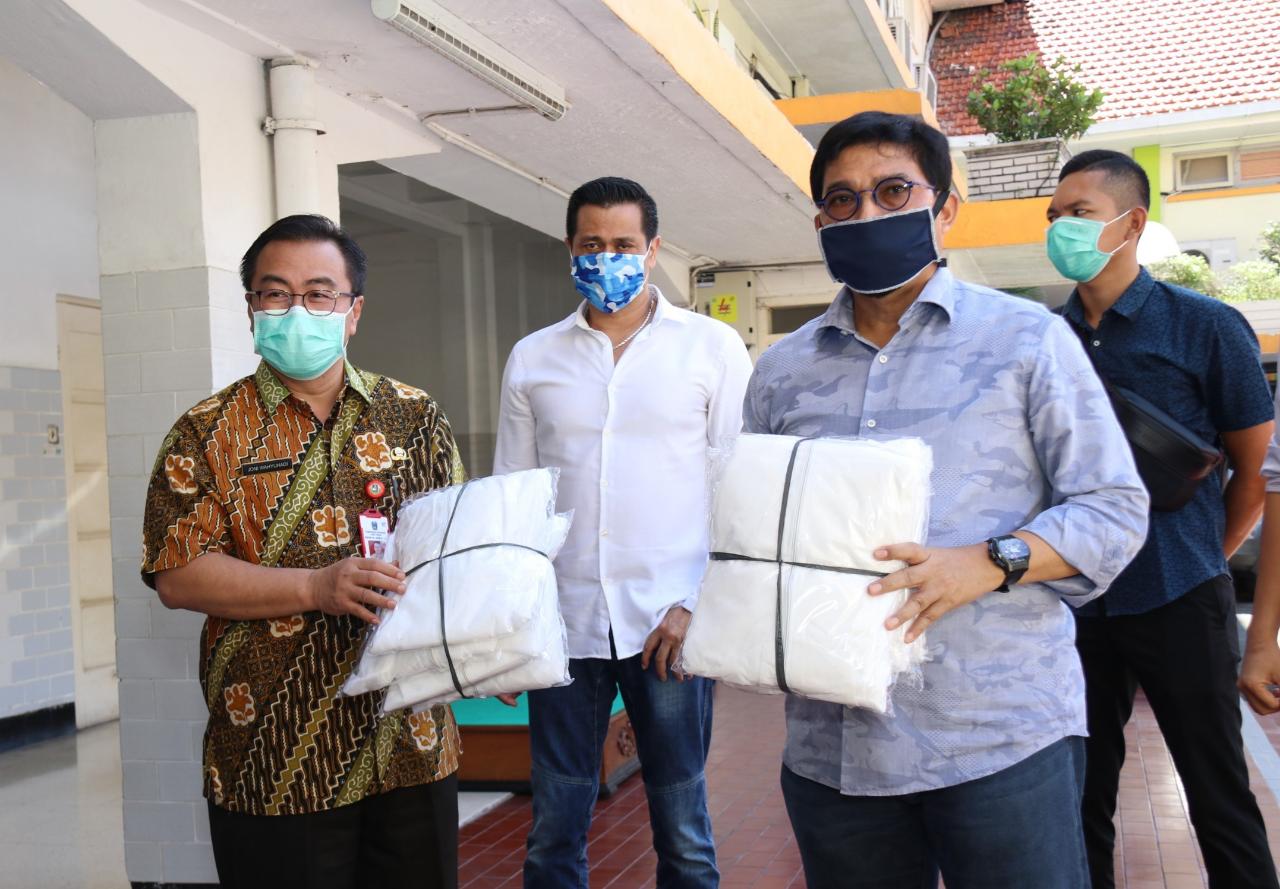 Dirut Dr Soetomo, Dr. dr. Joni Wahyuhadi, Sp.BS (batik) dan CakMachfud (baju biru)