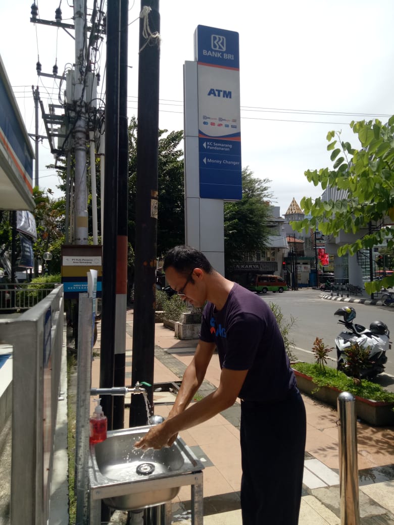 BRI sediakan wastafel di sekitar Kantor Cabang BRI.