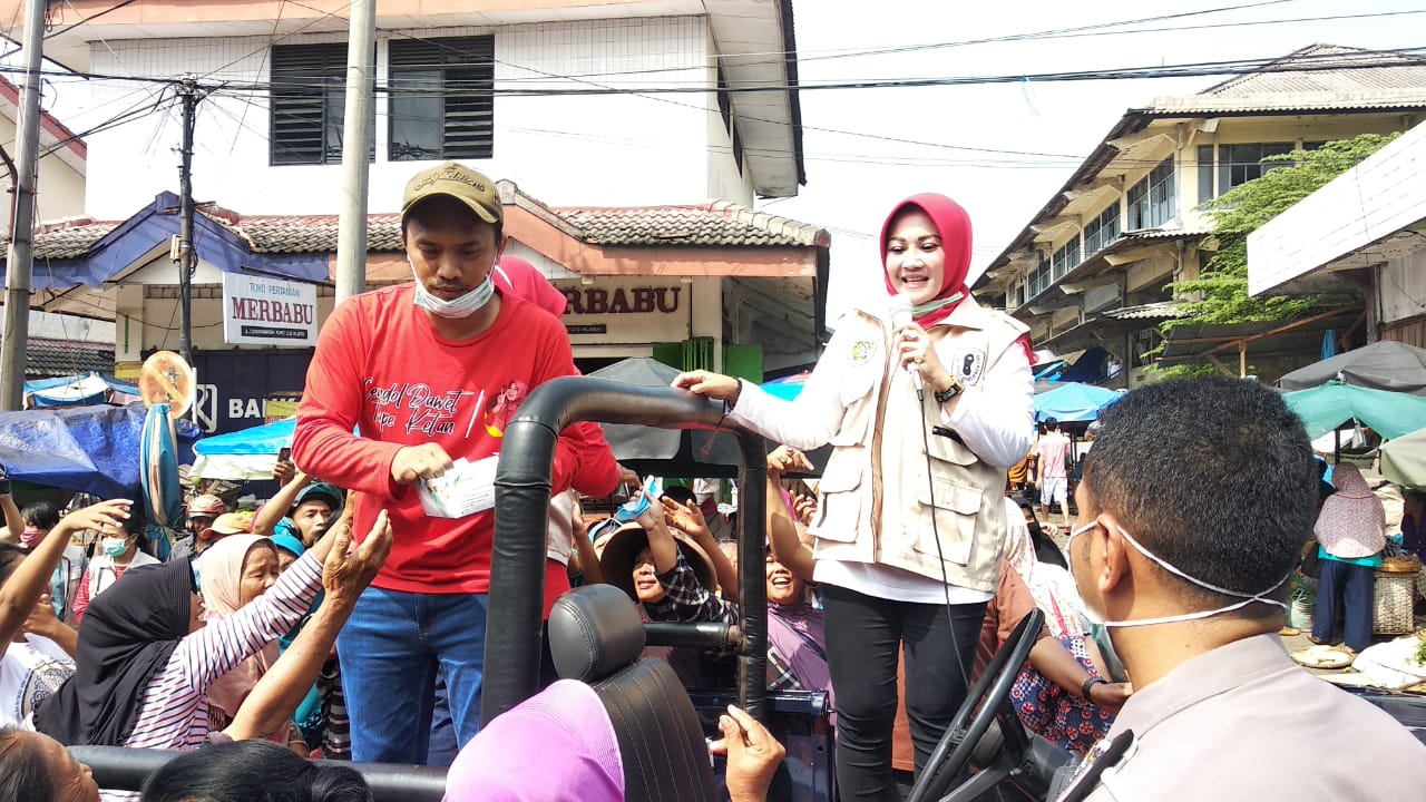 Bupati Klaten Sri Mulyani membagikan masker dan hand sanitizer di sejumlah pasar, Sabtu (22/3/2020).
