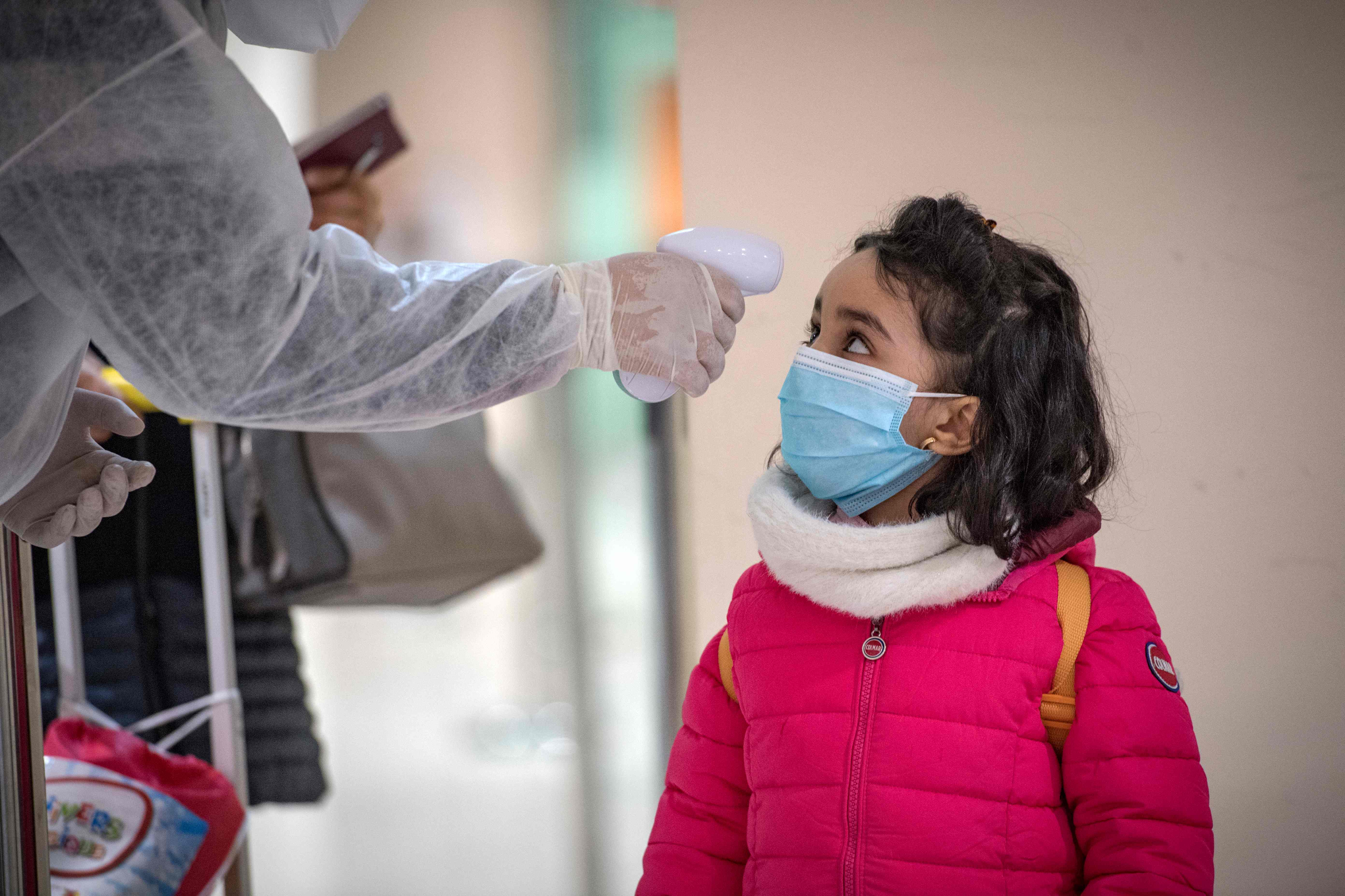 Petugas kesehatan di bandara Maroko memeriksa penumpang yang baru tiba dari Italia, untuk mengantisipasi penyebaran virus korona.