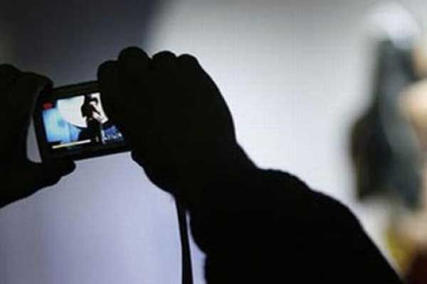 Pemerasan lewat video porno