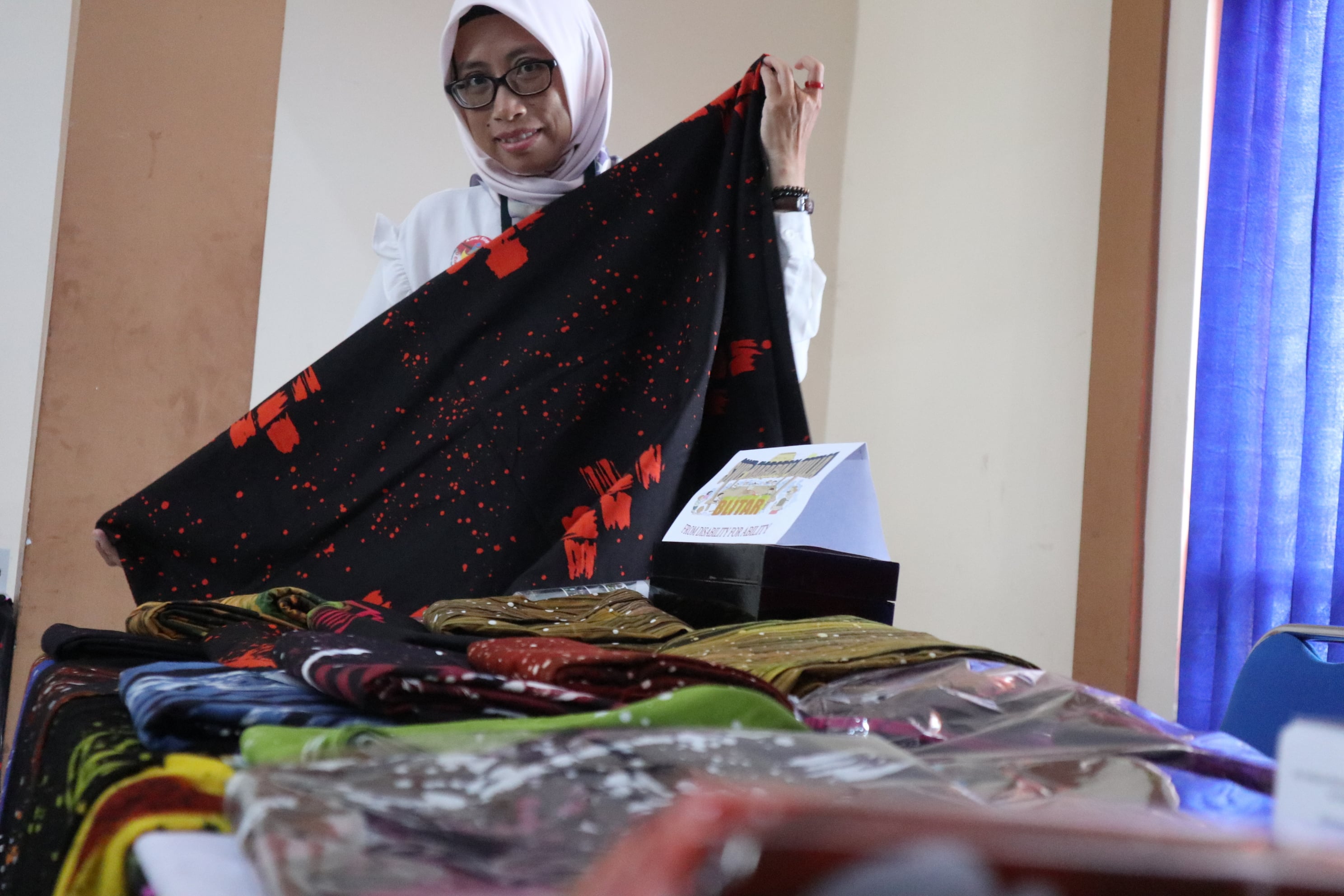 Kepala Bidang Resosialisasi dan Bimbingan Lanjut, BBRSPDI Kartini Temanggung, Ambarina Murdiati memmerkan batik ciprat