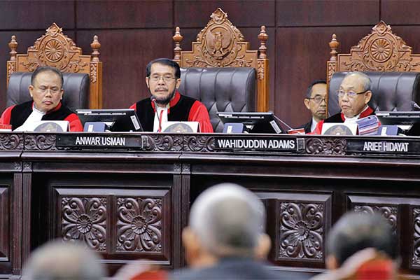 Ketua Majelis Hakim Konstitusi Anwar Usman (tengah) bersama dengan hakim konstitusi