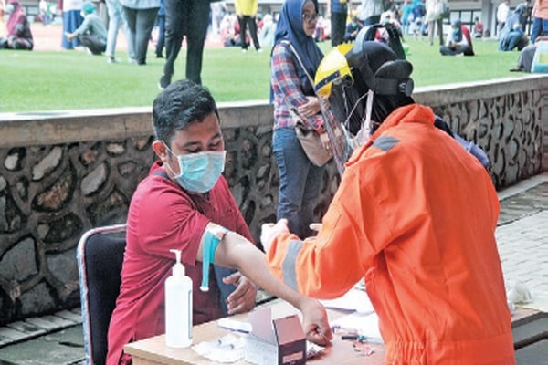 Tenaga medis menjalani tes cepat pemeriksaan covid-19 di Stadion Patriot Chandrabaga, Bekasi, Jawa Barat, kemarin. 