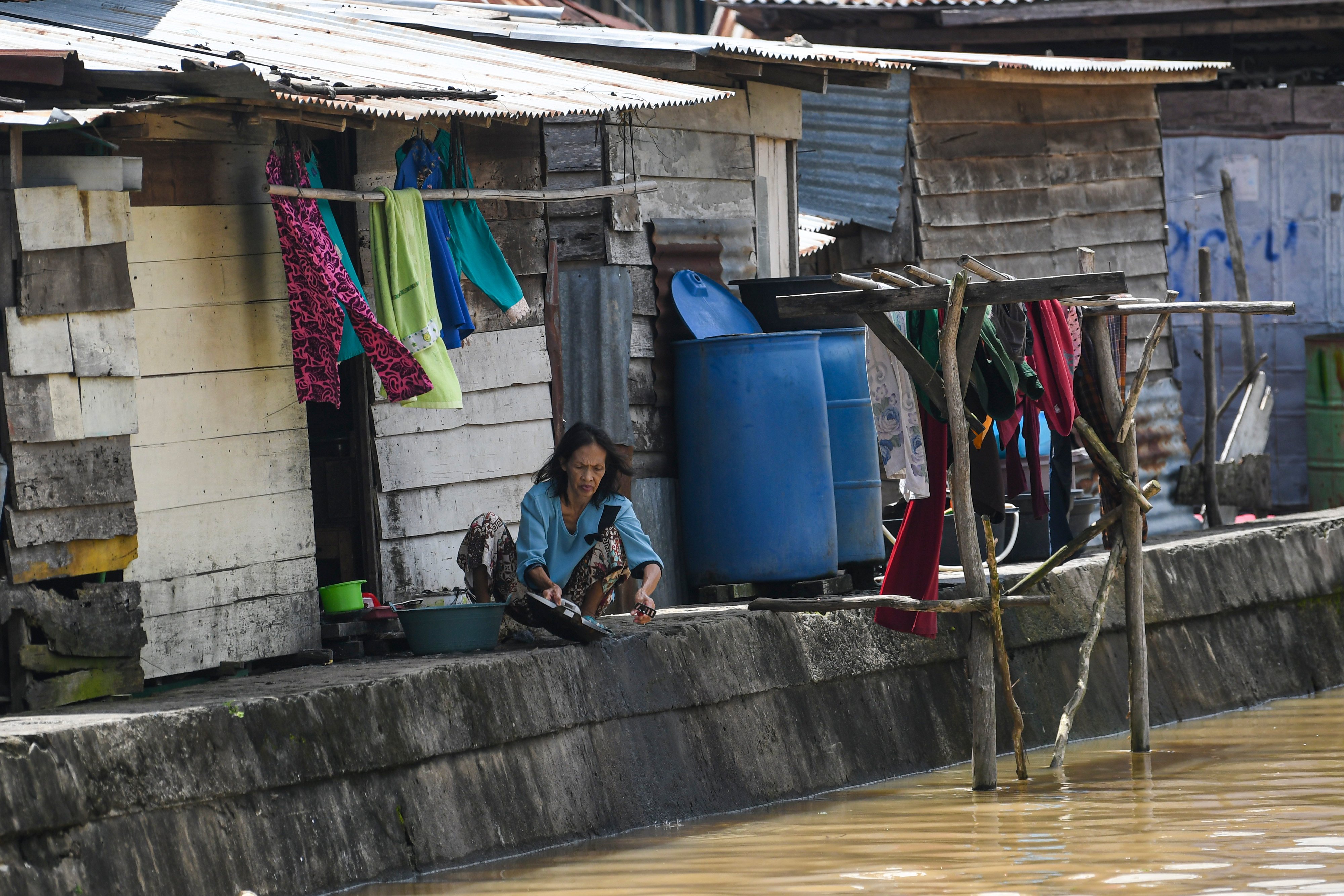 Warga mencuci di pinggir Sungai Musi, Sumatera Selatan.