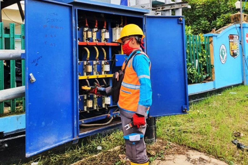 Petugas PLN melakukan pengecekan.