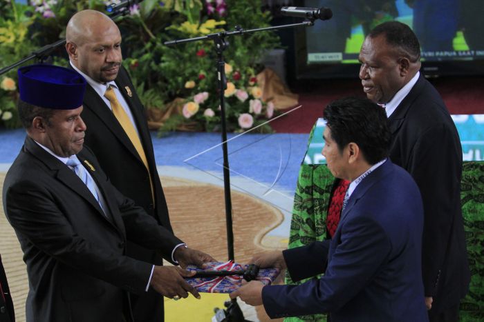 Pimpinan sementara DPRP2019-2024 Jhon Banua Rouw (kanan) saat pelantikan DPRP di Jayapura, Papua, Kamis (31/10/2019).