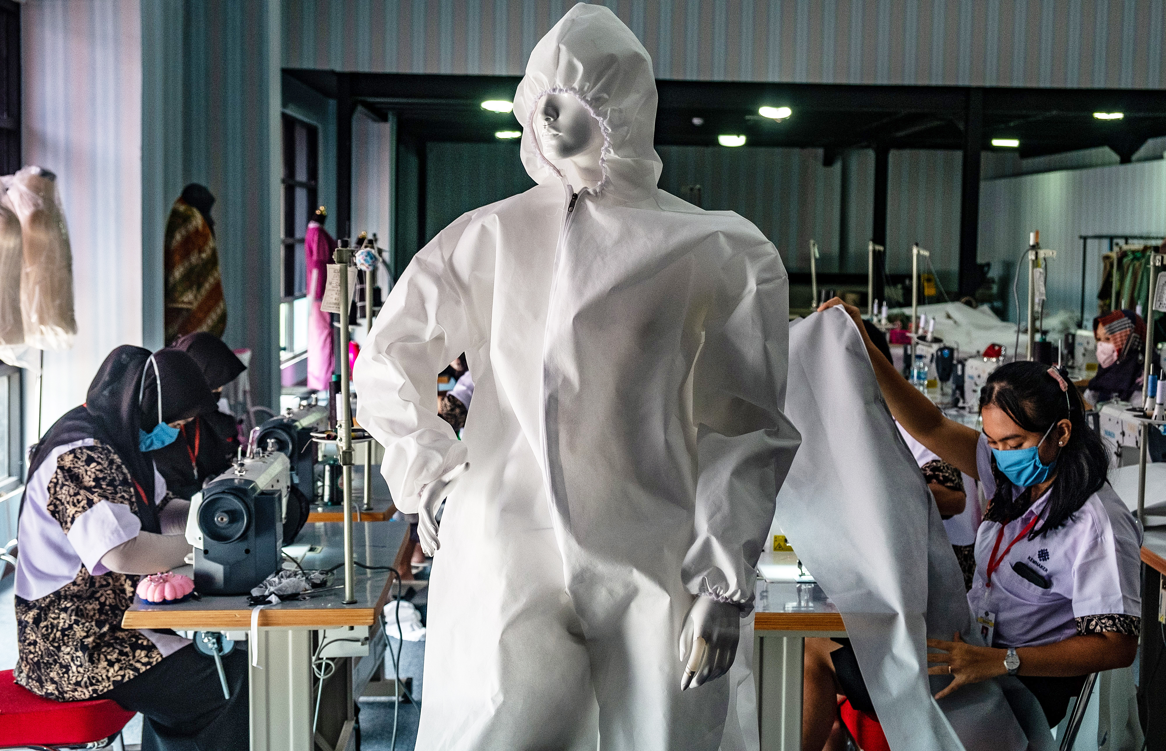  Peserta Balai Besar Pengembangan Latihan Kerja di Semarang memproduksi APD sesuai standar nasional.