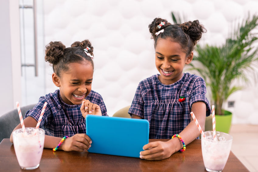 Memancing tawa anak dapat mengalihkannya dari rasa nyeri saat pengobatan atau prosedur medis.