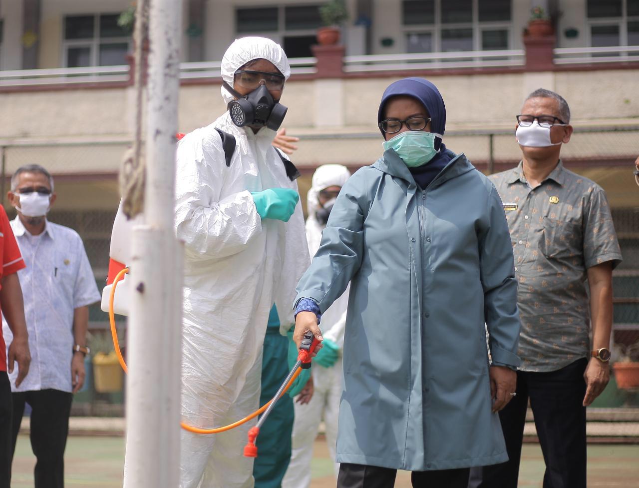 Bupati Bogor Ade Yasin saat menyemprot diinfektanj di SMPN 2 Kabupaten Bogor.