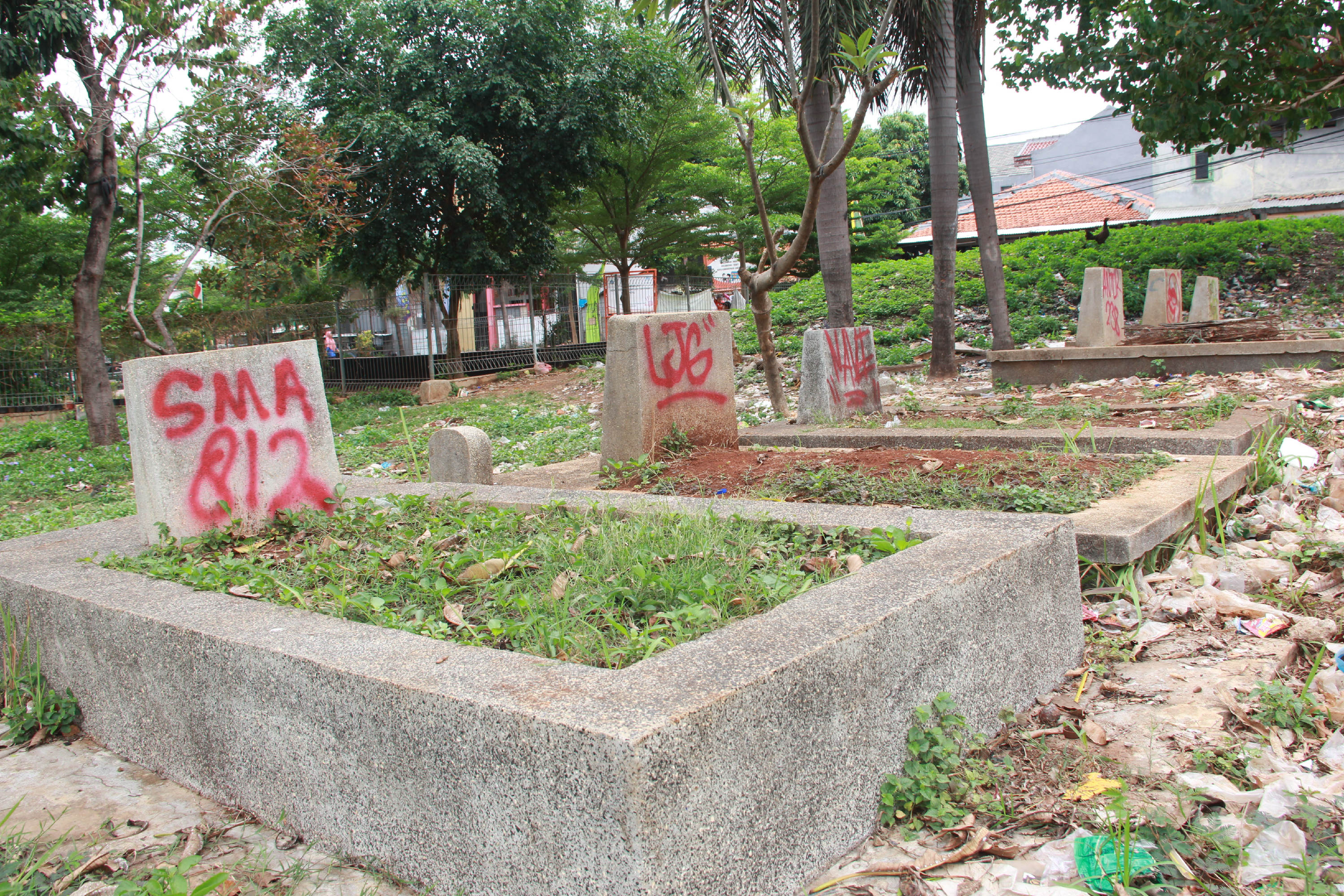 beberapa nisan di TPU  Menteng Pulo 2 jadi korban vandalisme
