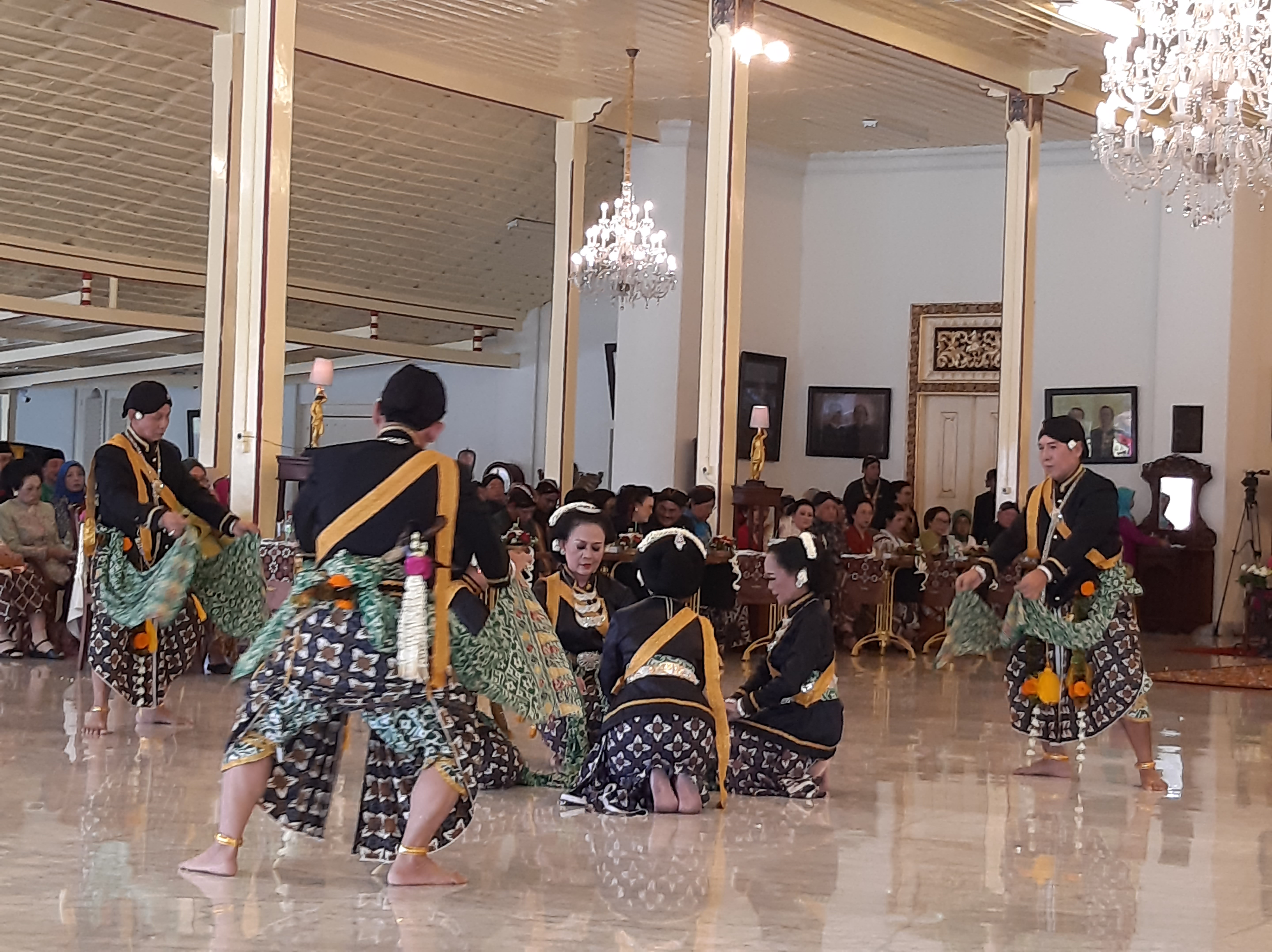 Tujuh guru besar membawakan tarian Beksan Pitutur Jati ciptaan KGPAA Paku Alam IX di Istana Puro Pakualaman, Jumat (13/3/2020).