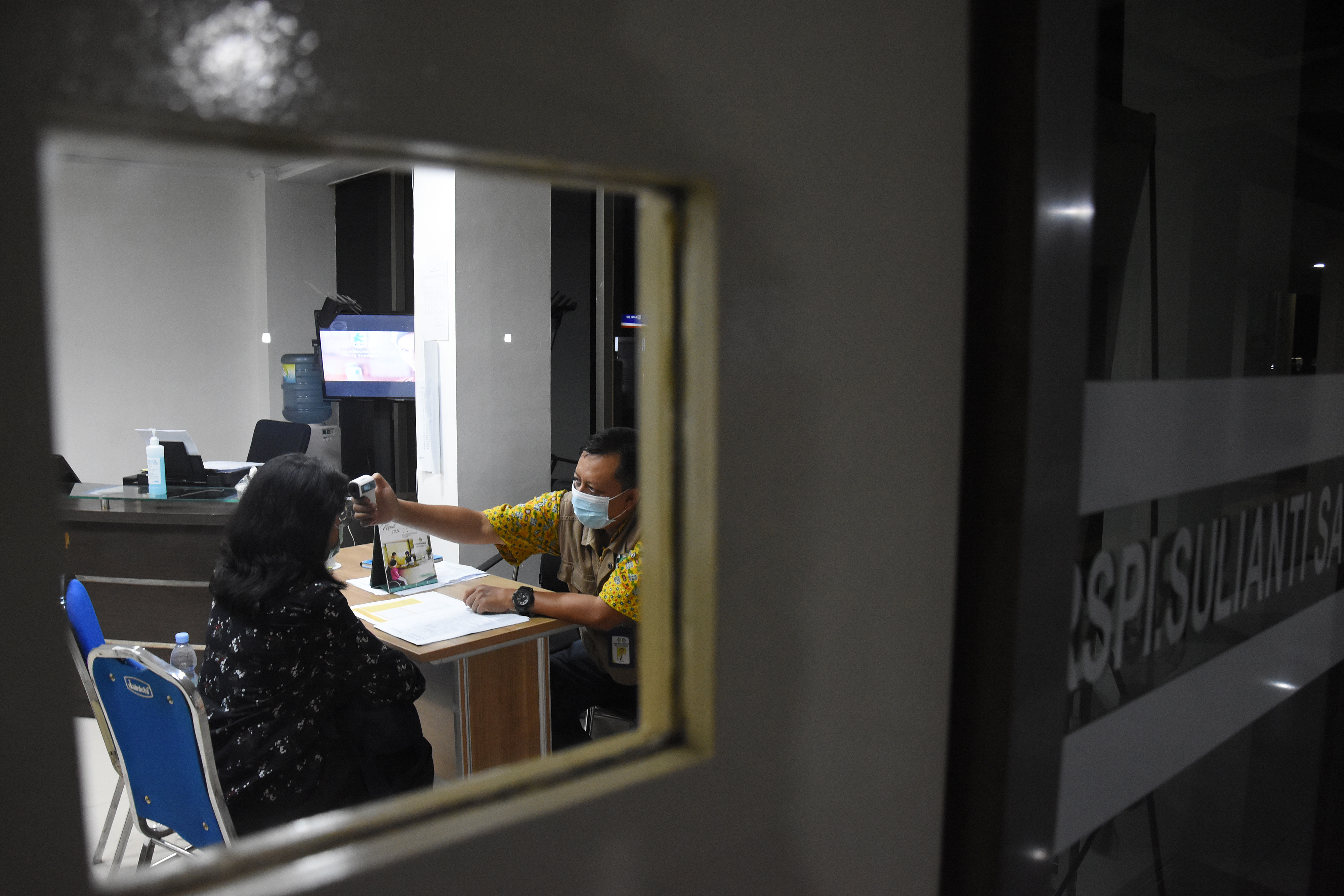 Dokter memeriksa suhu tubuh warga di Pos Pemantauan Virus Corona RSPI Sulianti Saroso, Jakarta Utara, Selasa (3/3).