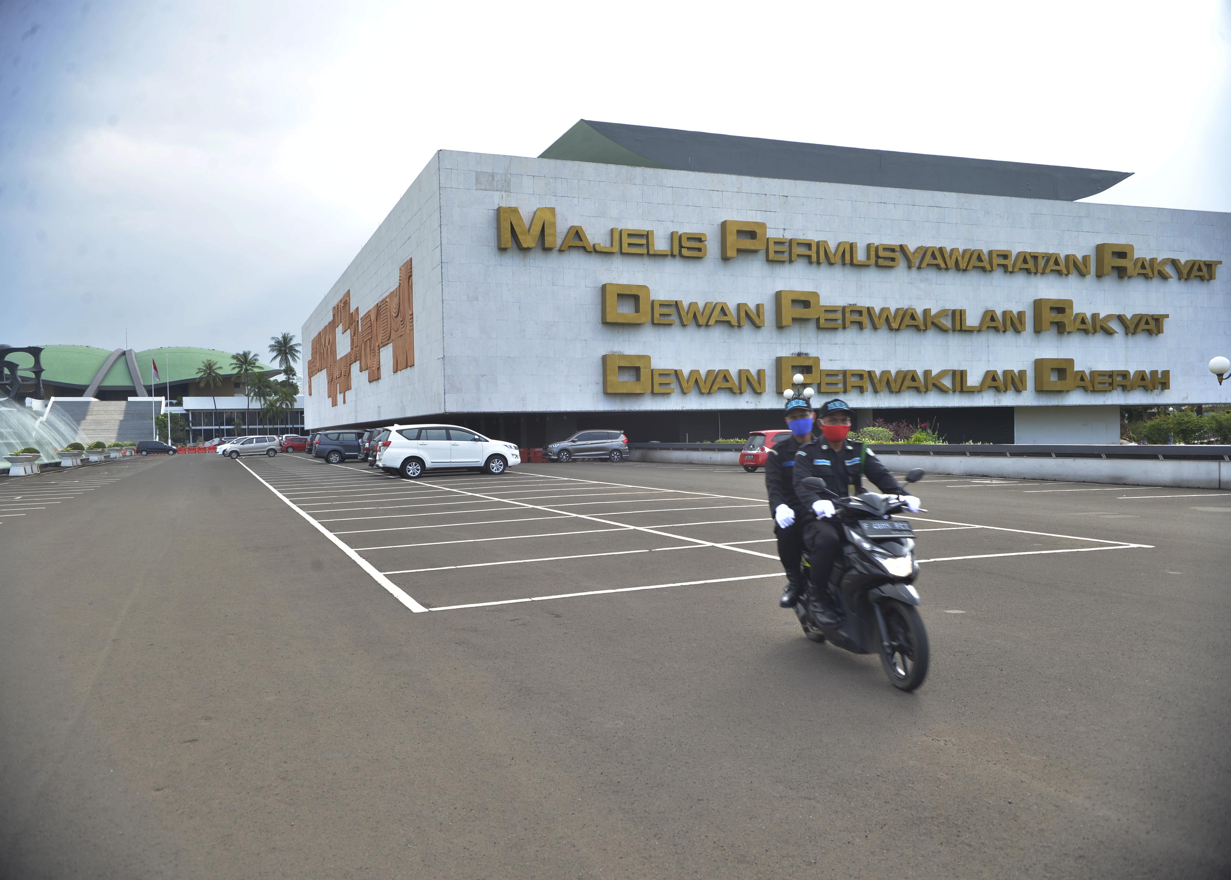 Petugas Pengaman Dalam (Pamdal) DPR berpatroli di Komplek Parlemen, Senayan, Jakarta, Kamis (26/3/2020). 
