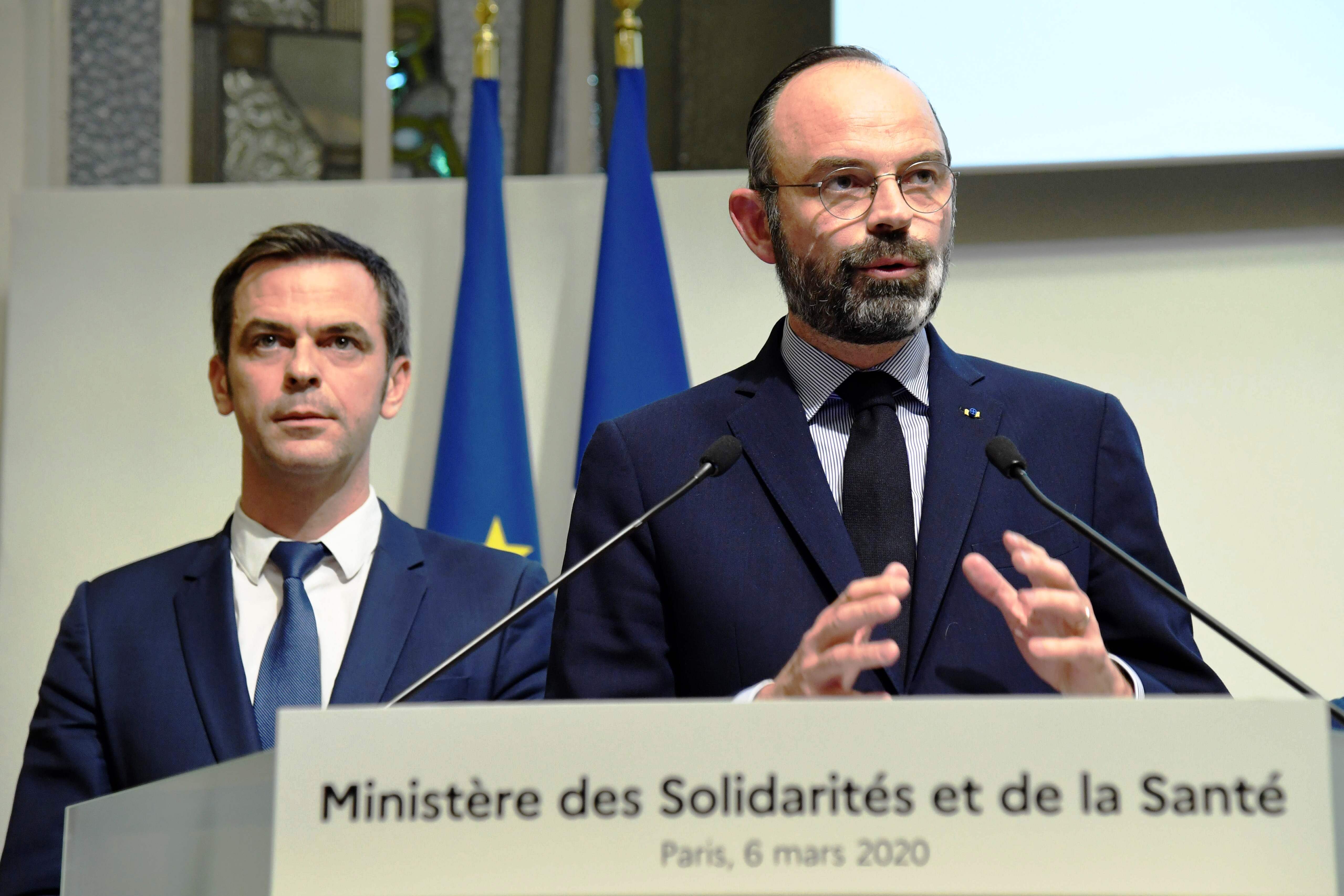 PM Prancis Edouard Philippe (kanan) dan Menkes Olivier Veran memberi keterangan pers, Sabtu (7/3).