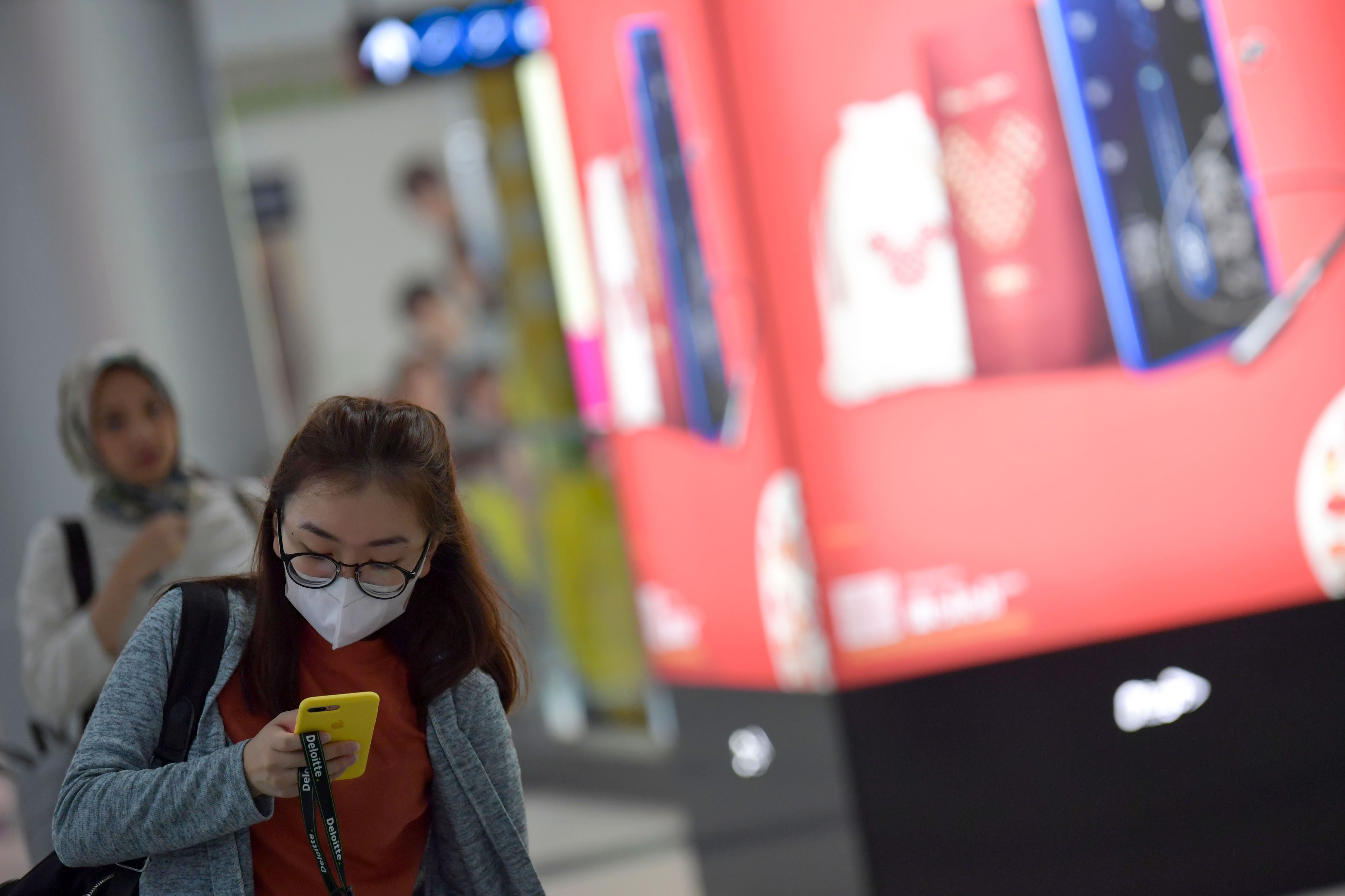 Lembaga Eijkman menyebutkan, saat berada di tempat umum kemudian menyentuh benda seperti pintu atau tombol lift sebaiknya cuci tangan dulu.