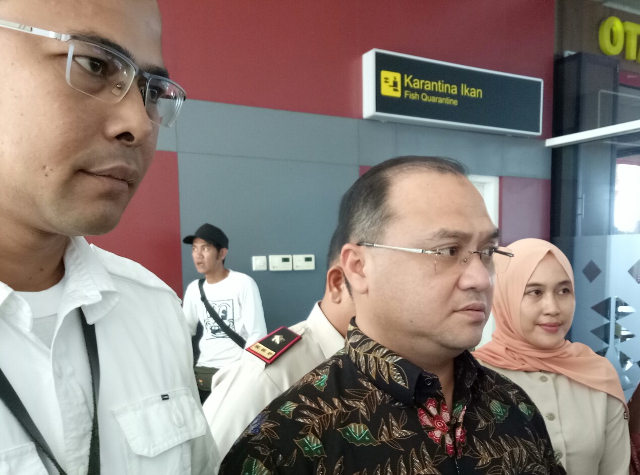 Gubernur Babel Erzaldi Rosman Djohan memantau pemeriksaan suhu tubuh penumpang di bandara DA Pangkalpinang