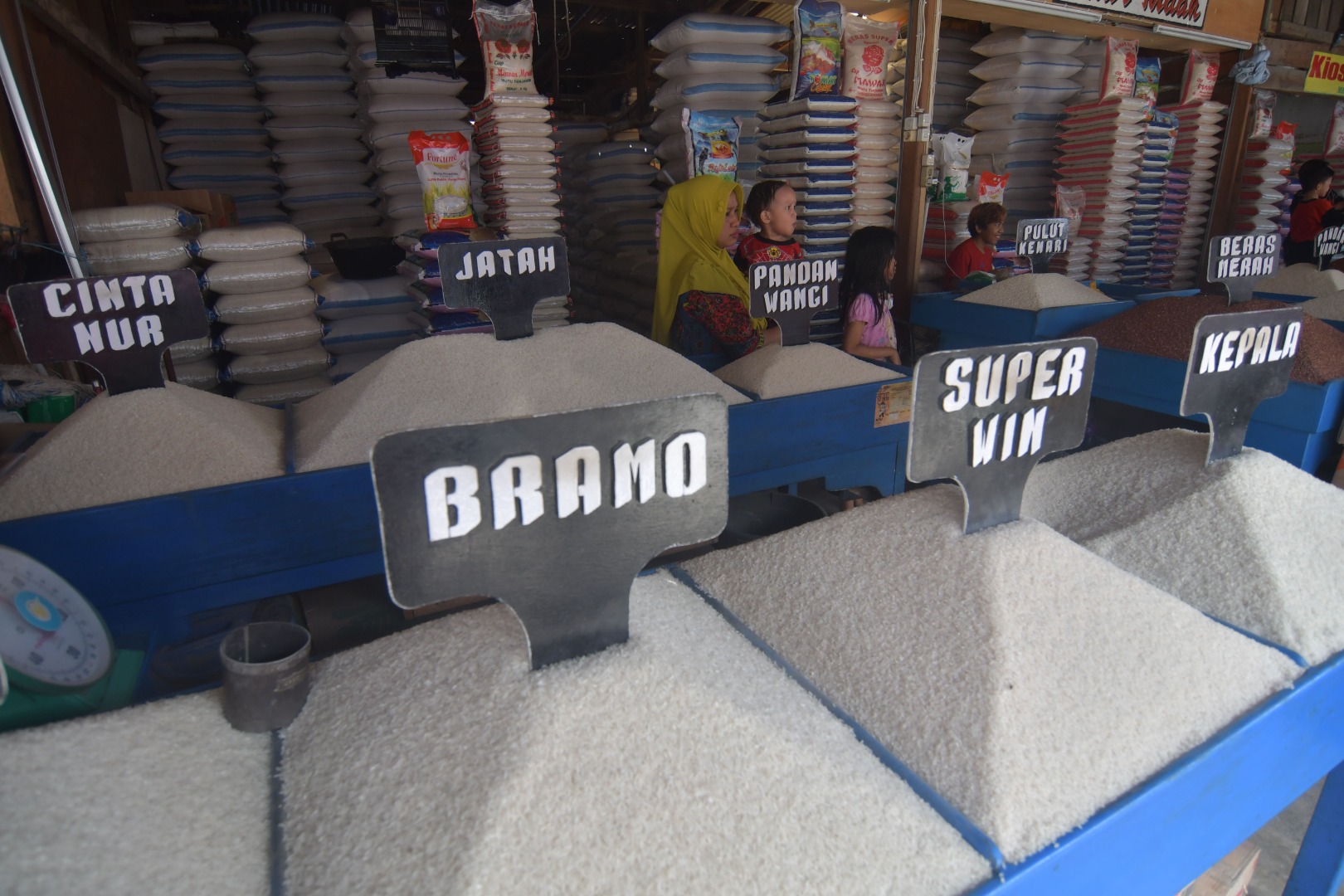 Kebutuhan pokok yang dijual di Pasar Masomba, Palu, Sulawesi Tengah