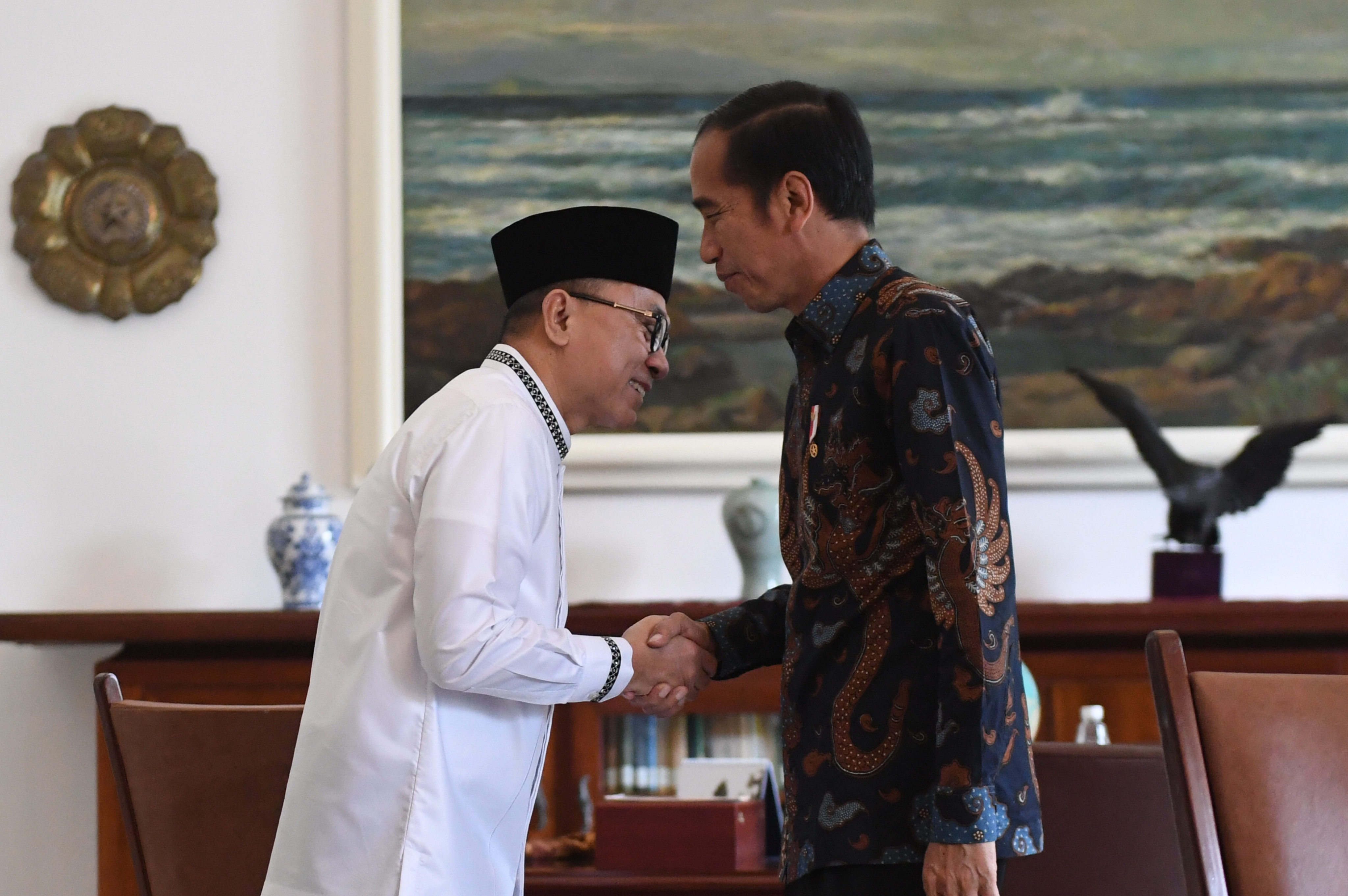 Presiden Joko Widodo (kanan) menerima kedatangan Ketua Umum PAN  Zulkifli Hasan 