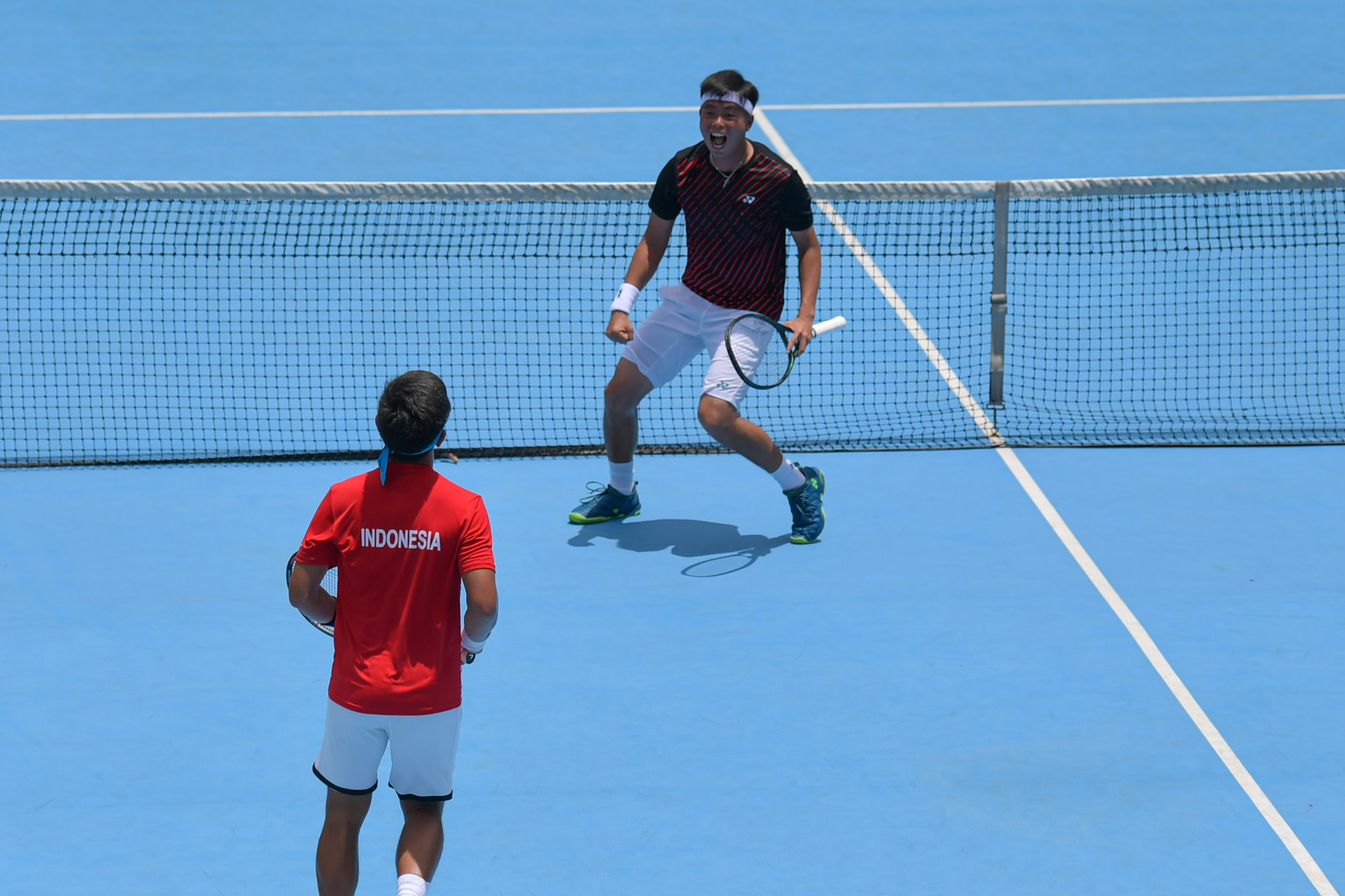 Petenis ganda putra Indonesia David Agung Susanto (kanan) dan Christopher Rungkat (kiri) melakukan selebrasi.