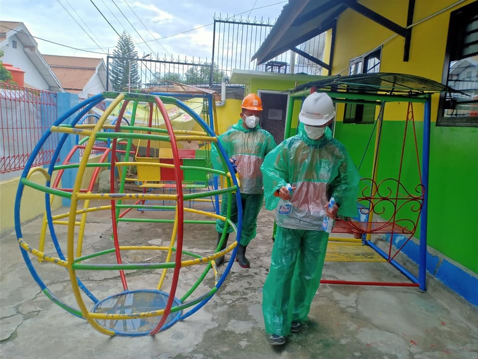 Penyemprotan disinfektan di sekolah Jaringan Sekolah Islam Terpadu untyuk cegah korona. 