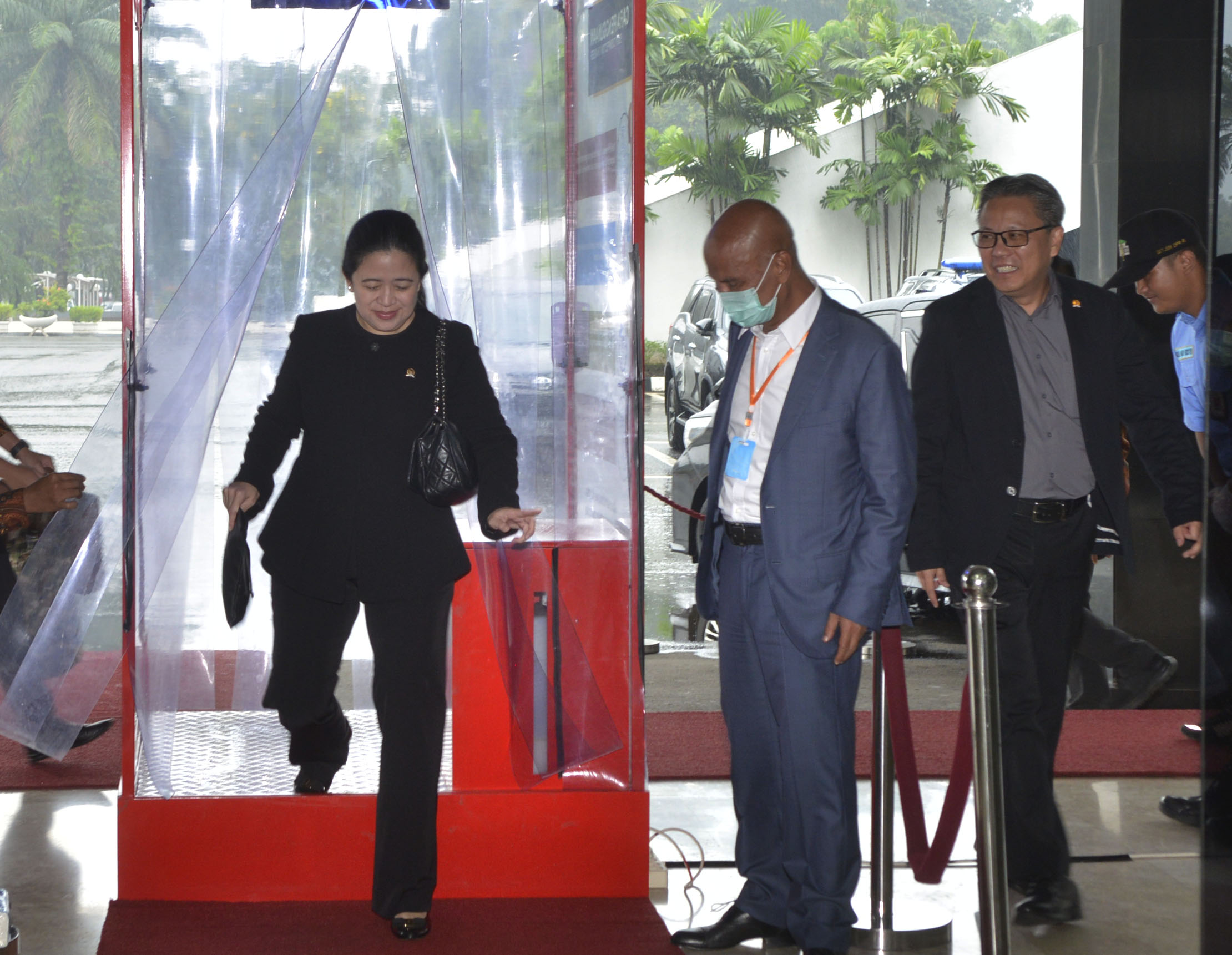 Ketua DPR Puan Maharani melewati box disinfektan saat tiba di Gedung DPR-RI, Komplek Parlemen, Senayan, Jakarta, Senin (30/3). 