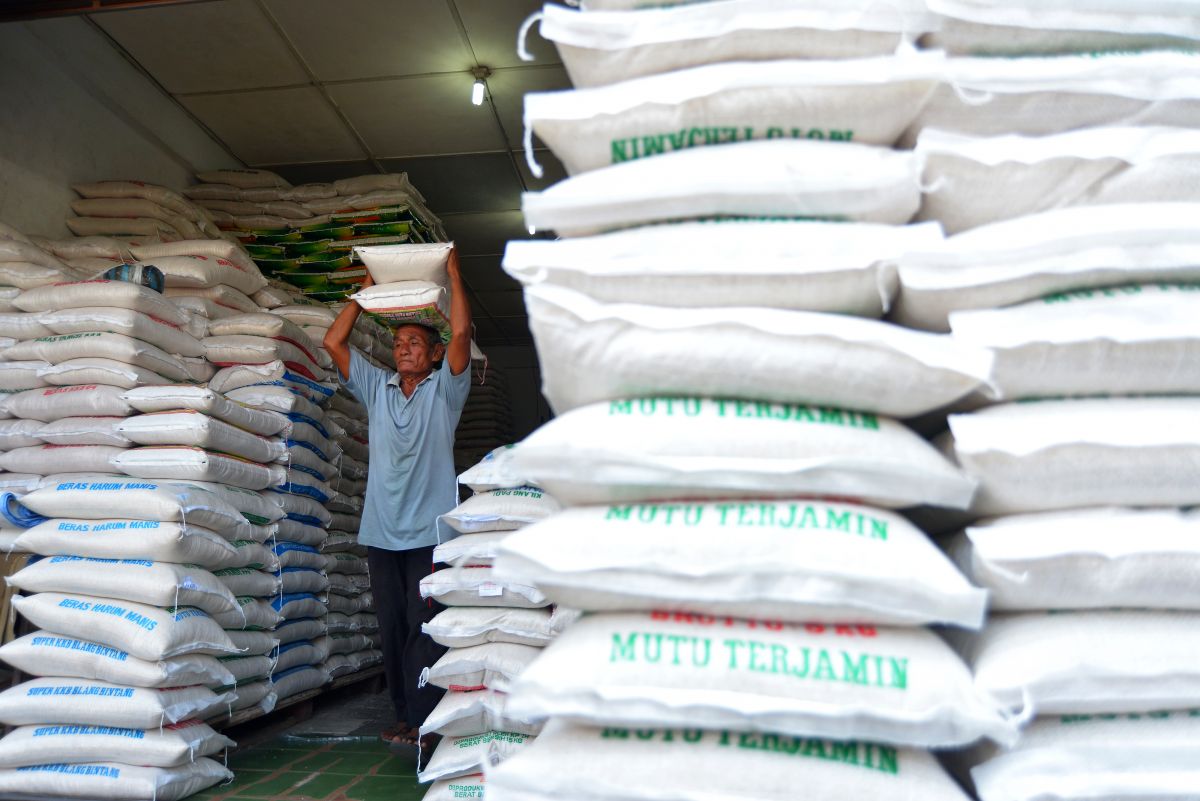 Pedagang memikul karung beras di toko grosir pasar tradisional, Kampung Baru, Banda Aceh.