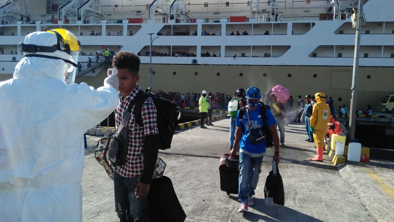 Petugas mengecek suhu tubuh penumpang KM KM Lambelu di Pelabuhan Larantuka,Selasa  (24/3/2020)