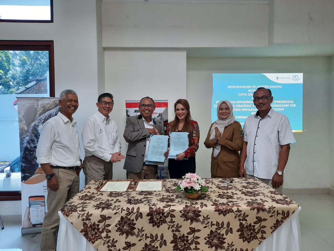 Penandatanganan kerjasama Jaswita Jabar dengan Cipta Graha Kapital , di Bandung,  Selasa (3/3) 