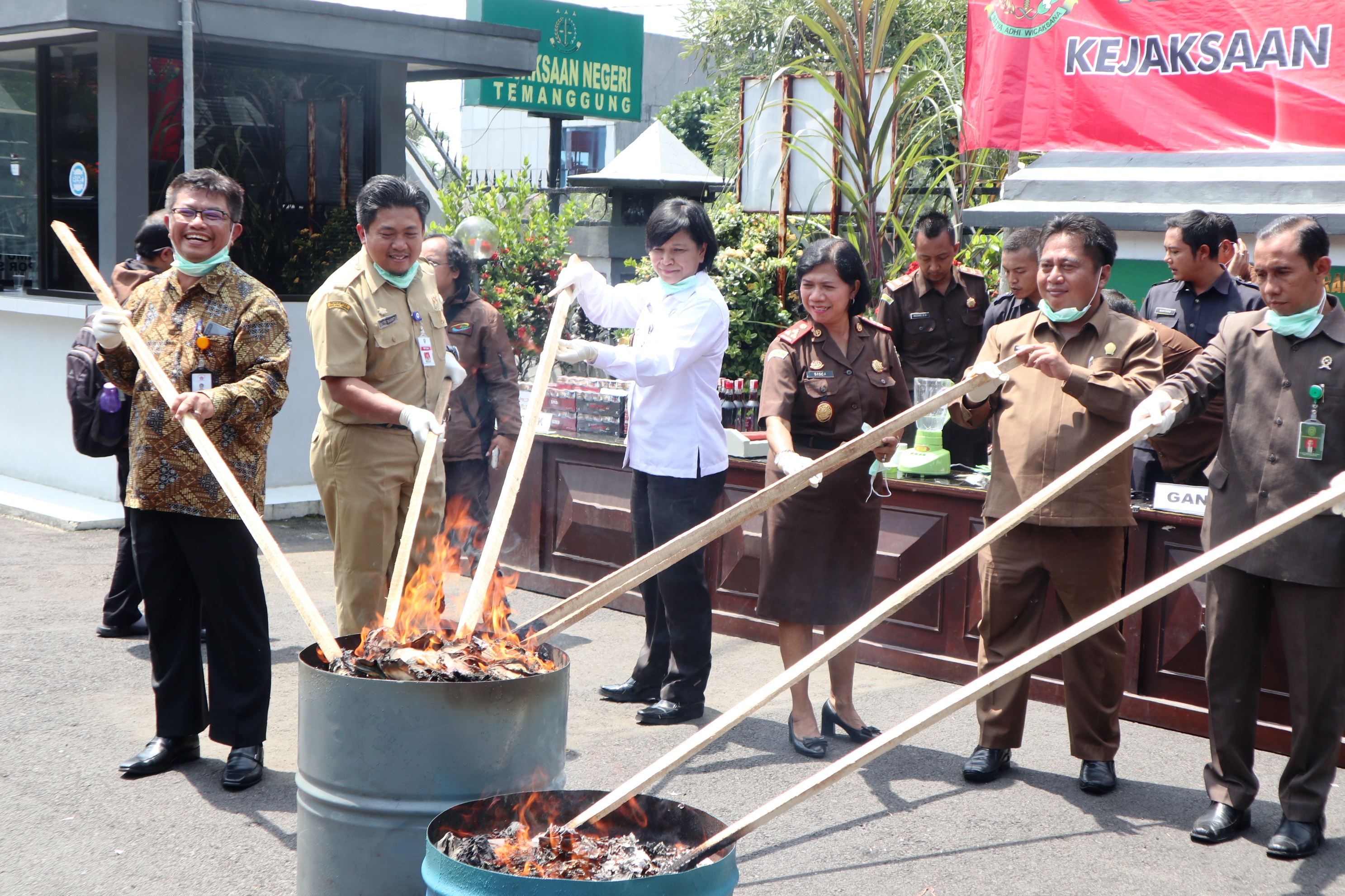 Sejumlah uang palsu barang bukti rampasan hasil kejahatan selama 2019 hingga awal 2020 dimusnahkan di halaman Kejari Temanggung.